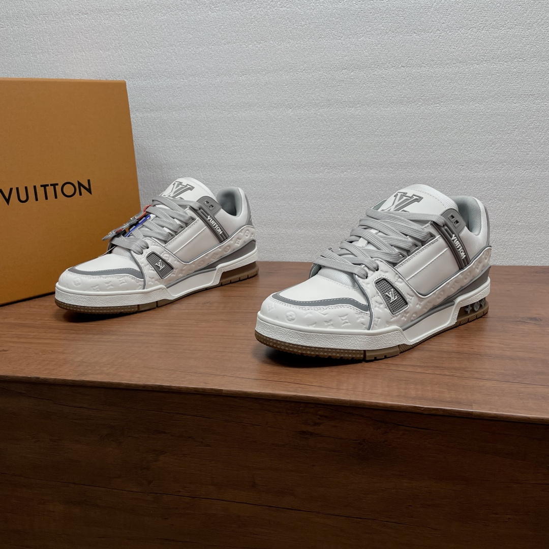 NO:955676,LV TRAINER series of sneakers are shipped. This LV Trainer sneaker cleverly combines plain surface and Monogram embossed cow leather. Louis bear lights up the laces for fun, injecting archive charm into the classic design. The two-color upper is integrated with reflective details, and the rubber outsole blooms with Monogram flowers. The classic structure of the upper is embellished with hanging ornaments, and the shoe body is decorated with the LVB logo in many places. The style is fashionable and trendy, and the foot is comfortable and stylish!  Comes complete with original box packaging!  Size 38-39-40-41-42-43-44 Standard leather shoe size (45/46 can be customized but does not support returns) Item number VL 2716 Little Bear White Gray, Louis Vuitton, Louis Vuitton, sneakers, cowhide19860909LV TRAINER 系列运动鞋出货 本款 LV Trainer 运动鞋巧妙融合素面与 Monogram 压纹牛皮革,Louis 小熊点亮鞋带趣致,为经典设计注入典藏魅力.双色鞋面融入反光细节,橡胶外底绽放 Monogram 花卉.经典结构鞋面挂饰点缀,鞋身多处饰以LVB标识.款式时尚潮流,上脚舒适洋气！配原盒全套包装！ 码数38-39-40-41-42-43-44 标准皮鞋码（45/46可定做但不支持退换） 货号VL 2716小熊 白灰,,louis vuitton,louis vuitton,sneakers,cowhide,Men's shoes
