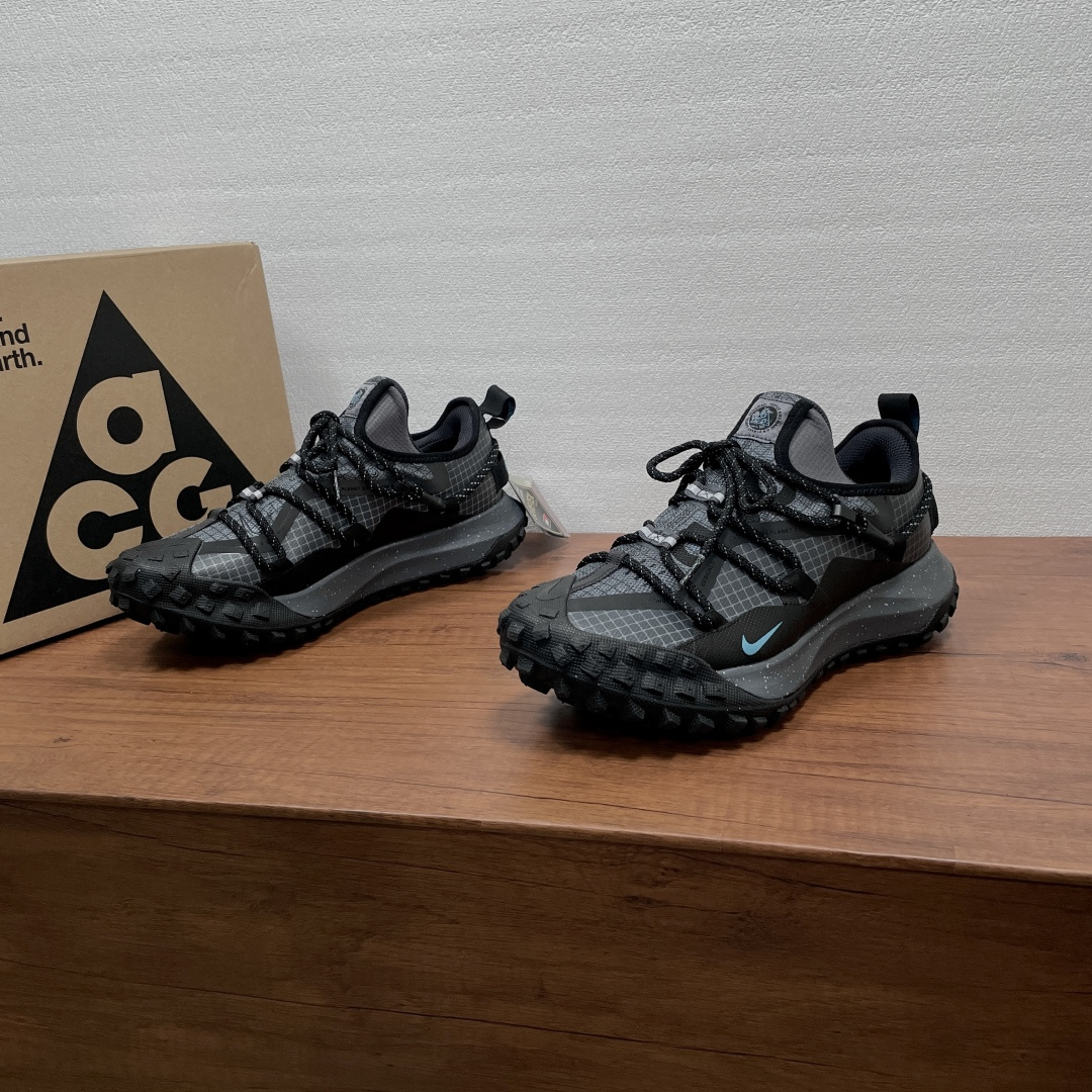 NO:955607,Coding original order Nike ACG GTX SE couple's functional waterproof outdoor hiking shoes functional shoes nike's new ACG outdoor shoes, the ACG Mountain Fly  LOW is upgraded for the season. The upper uses GORE-TEX technology to provide excellent waterproof performance while maintaining extraordinary breathability. It is also equipped with a React foam midsole for a comfortable wearing experience, a soft tire-like sticky rubber outsole for outstanding rock-climbing-level traction, and reflective shoelaces and upper mesh reflective details to help you calmly cope with various challenges in harsh outdoor environments.  The midsole is made of Nike's exclusive Flyplate fiberboard midsole, which is made of layered contrasting color-splashed foam material. The soft and hard adjustment is just right, and the cushioning and rebound are online when you step on it. The insole is also full of thoughtfulness. It is equipped with a customized ACG breathable Hyperion insole, a honeycomb breathable mesh surface layer, a thickened shock-absorbing buffer layer at the bottom, and a red ACG triangle logo printed all over, which absorbs sweat and is breathable.  Stuffy feet. Thickened V-sole wear-resistant rubber throughout the palm, concave and convex sawtooth anti-slip tooth patterns on the front and rear palms, coarse square teeth on the forefoot for grip, herringbone pattern on the heel for anti-skid, and embedded ACG triangular TRAILFRAME stabilizing support piece in the sole. It can hold firmly without slipping on rugged mountain roads, slippery mossy ground, and muddy ground. Anti-collision rubber tooth blocks are extended on the toe toe, which is specially designed to deal with gravel and rocky roads.  The webbing pull-up ring at the heel is paired with a red GTX woven label, and the ACG triangle embroidery badge embellishes the tongue. Every small logo is full of professional outdoor recognition, and the texture of the details is visible to the naked eye. Size 36 36.5 37.5 38 38.8 39 40 40.5 41 42 42.5 43 44 45 Sports shoe code Item number GTX SE sports shoes  Black and gray,,sneakers19860909编码 原单Nike ACG GTX SE情侣款机能防水户外登山鞋功能鞋 nike全新的ACG户外鞋,该款ACG Mountain Fly LOW应季升级,鞋面采用GORE-TEX技术,提供出色防水性能,同时可保持非凡透气性.另搭载React泡棉中底塑就舒适穿搭体验,软胎般粘性橡胶外底铸就了攀岩级别的出众抓地力,反光鞋带及鞋面网格反光细节,助你从容应对各种野外恶劣环境挑战. 中底采用Nike专属Flyplate纤维板中底,分层撞色泼墨发泡材质,软硬调校恰到好处,踩上去缓震回弹在线.鞋垫也藏着满满的用心,配套定制ACG透气海波丽鞋垫,表层蜂窝透气网布,底部加厚吸震缓冲层,印满红色ACG三角标识,吸汗透气不闷脚.全掌加厚V底耐磨橡胶,前后掌分区凹凸锯齿防滑齿纹,前掌方块粗齿抓地、后跟人字纹防滑,鞋底内嵌ACG三角TRAILFRAME稳定支撑片,崎岖山路、湿滑青苔地面、泥地都能牢牢抓稳不打滑.鞋头外延防撞橡胶齿块,专门应对碎石、乱石路段. 后跟处织带提拉环搭配红色GTX织唛标,ACG三角刺绣徽章点缀鞋舌,每一处小标识都拉满专业户外辨识度,细节质感肉眼可见. 尺码36 36.5 37.5 38 38.8 39 40 40.5 41 42 42.5 43 44 45 运动鞋码 货号GTX SE运动鞋 黑灰,,sneakers,Men's shoes