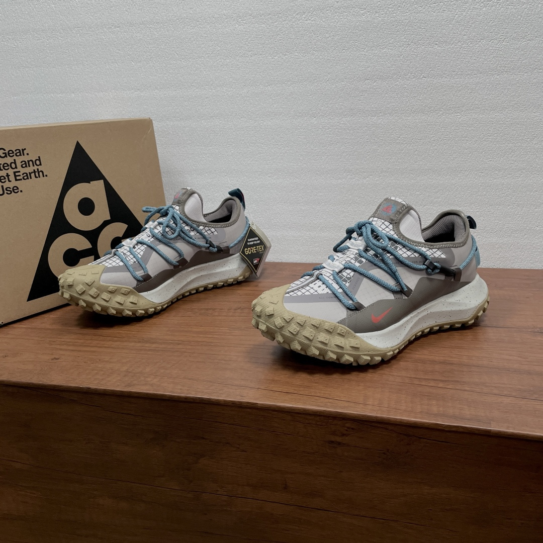 NO:955613,Coding original order Nike ACG GTX SE couple's functional waterproof outdoor hiking shoes functional shoes nike's new ACG outdoor shoes, the ACG Mountain Fly  LOW is upgraded for the season. The upper uses GORE-TEX technology to provide excellent waterproof performance while maintaining extraordinary breathability. It is also equipped with a React foam midsole for a comfortable wearing experience, a soft tire-like sticky rubber outsole for outstanding rock-climbing-level traction, and reflective shoelaces and upper mesh reflective details to help you calmly cope with various challenges in harsh outdoor environments.  The midsole is made of Nike's exclusive Flyplate fiberboard midsole, which is made of layered contrasting color-splashed foam material. The soft and hard adjustment is just right, and the cushioning and rebound are online when you step on it. The insole is also full of thoughtfulness. It is equipped with a customized ACG breathable Hyperion insole, a honeycomb breathable mesh surface layer, a thickened shock-absorbing buffer layer at the bottom, and a red ACG triangle logo printed all over, which absorbs sweat and is breathable.  Stuffy feet. Thickened V-sole wear-resistant rubber throughout the palm, concave and convex sawtooth anti-slip tooth patterns on the front and rear palms, coarse square teeth on the forefoot for grip, herringbone pattern on the heel for anti-skid, and embedded ACG triangular TRAILFRAME stabilizing support piece in the sole. It can hold firmly without slipping on rugged mountain roads, slippery mossy ground, and muddy ground. Anti-collision rubber tooth blocks are extended on the toe toe, which is specially designed to deal with gravel and rocky roads.  The webbing pull-up ring at the heel is paired with a red GTX woven label, and the ACG triangle embroidery badge embellishes the tongue. Every small logo is full of professional outdoor recognition, and the texture of the details is visible to the naked eye. Size 36 36.5 37.5 38 38.8 39 40 40.5 41 42 42.5 43 44 45 Sports shoe code Item number GTX SE sports shoes  gray,sneakers19860909编码 原单Nike ACG GTX SE情侣款机能防水户外登山鞋功能鞋 nike全新的ACG户外鞋,该款ACG Mountain Fly LOW应季升级,鞋面采用GORE-TEX技术,提供出色防水性能,同时可保持非凡透气性.另搭载React泡棉中底塑就舒适穿搭体验,软胎般粘性橡胶外底铸就了攀岩级别的出众抓地力,反光鞋带及鞋面网格反光细节,助你从容应对各种野外恶劣环境挑战. 中底采用Nike专属Flyplate纤维板中底,分层撞色泼墨发泡材质,软硬调校恰到好处,踩上去缓震回弹在线.鞋垫也藏着满满的用心,配套定制ACG透气海波丽鞋垫,表层蜂窝透气网布,底部加厚吸震缓冲层,印满红色ACG三角标识,吸汗透气不闷脚.全掌加厚V底耐磨橡胶,前后掌分区凹凸锯齿防滑齿纹,前掌方块粗齿抓地、后跟人字纹防滑,鞋底内嵌ACG三角TRAILFRAME稳定支撑片,崎岖山路、湿滑青苔地面、泥地都能牢牢抓稳不打滑.鞋头外延防撞橡胶齿块,专门应对碎石、乱石路段. 后跟处织带提拉环搭配红色GTX织唛标,ACG三角刺绣徽章点缀鞋舌,每一处小标识都拉满专业户外辨识度,细节质感肉眼可见. 尺码36 36.5 37.5 38 38.8 39 40 40.5 41 42 42.5 43 44 45 运动鞋码 货号GTX SE运动鞋 灰色,,sneakers,Men's shoes
