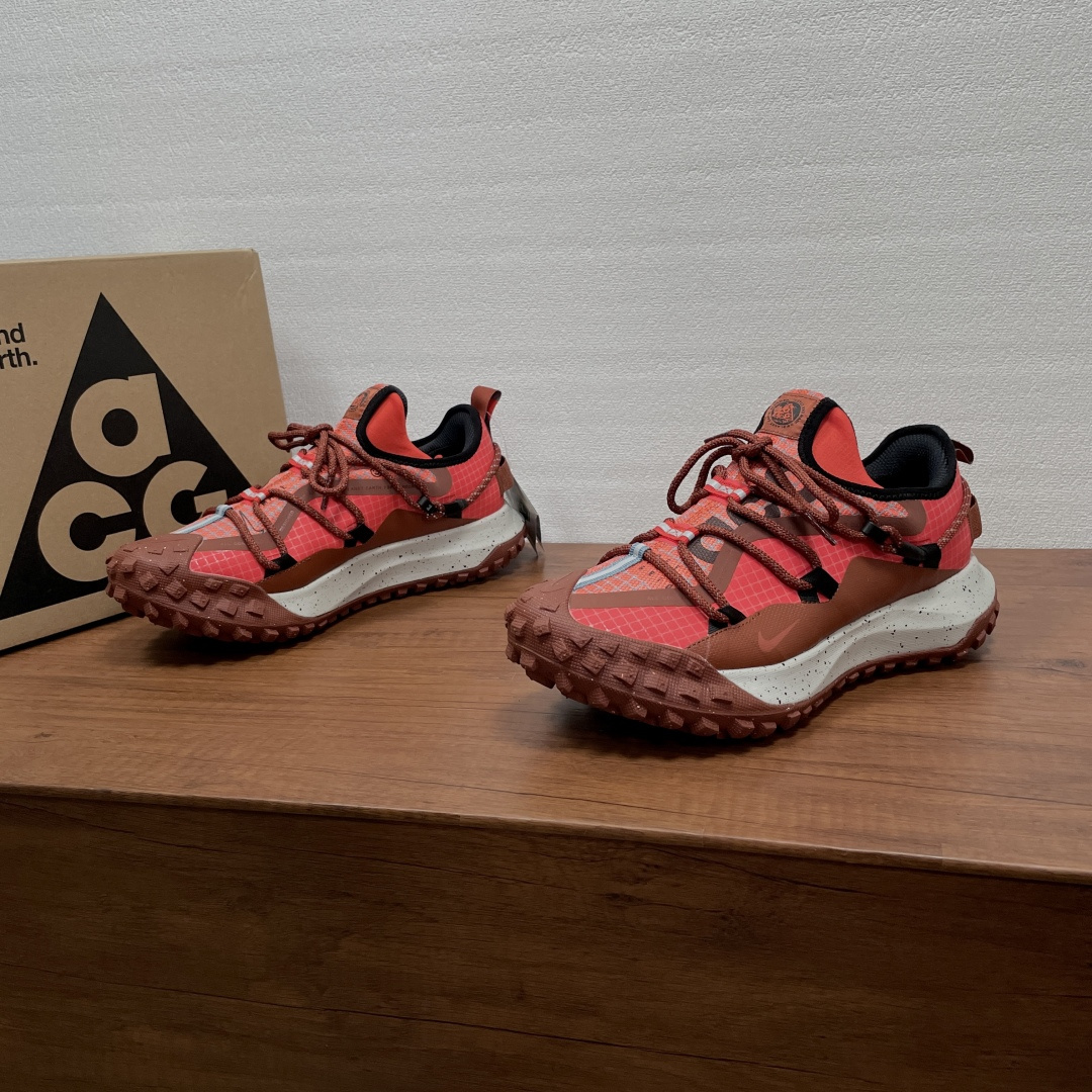 NO:955628,Coding original order Nike ACG GTX SE couple's functional waterproof outdoor hiking shoes functional shoes nike's new ACG outdoor shoes, the ACG Mountain Fly  LOW is upgraded for the season. The upper uses GORE-TEX technology to provide excellent waterproof performance while maintaining extraordinary breathability. It is also equipped with a React foam midsole for a comfortable wearing experience, a soft tire-like sticky rubber outsole for outstanding rock-climbing-level traction, and reflective shoelaces and upper mesh reflective details to help you calmly cope with various challenges in harsh outdoor environments.  The midsole is made of Nike's exclusive Flyplate fiberboard midsole, which is made of layered contrasting color-splashed foam material. The soft and hard adjustment is just right, and the cushioning and rebound are online when you step on it. The insole is also full of thoughtfulness. It is equipped with a customized ACG breathable Hyperion insole, a honeycomb breathable mesh surface layer, a thickened shock-absorbing buffer layer at the bottom, and a red ACG triangle logo printed all over, which absorbs sweat and is breathable.  Stuffy feet. Thickened V-sole wear-resistant rubber throughout the palm, concave and convex sawtooth anti-slip tooth patterns on the front and rear palms, coarse square teeth on the forefoot for grip, herringbone pattern on the heel for anti-skid, and embedded ACG triangular TRAILFRAME stabilizing support piece in the sole. It can hold firmly without slipping on rugged mountain roads, slippery mossy ground, and muddy ground. Anti-collision rubber tooth blocks are extended on the toe toe, which is specially designed to deal with gravel and rocky roads.  The webbing pull-up ring at the heel is paired with a red GTX woven label, and the ACG triangle embroidery badge embellishes the tongue. Every small logo is full of professional outdoor recognition, and the texture of the details is visible to the naked eye. Size 36 36.5 37.5 38 38.8 39 40 40.5 41 42 42.5 43 44 45 Sports shoe code Item number GTX SE sports shoes  red,,sneakers19860909编码 原单Nike ACG GTX SE情侣款机能防水户外登山鞋功能鞋 nike全新的ACG户外鞋,该款ACG Mountain Fly LOW应季升级,鞋面采用GORE-TEX技术,提供出色防水性能,同时可保持非凡透气性.另搭载React泡棉中底塑就舒适穿搭体验,软胎般粘性橡胶外底铸就了攀岩级别的出众抓地力,反光鞋带及鞋面网格反光细节,助你从容应对各种野外恶劣环境挑战. 中底采用Nike专属Flyplate纤维板中底,分层撞色泼墨发泡材质,软硬调校恰到好处,踩上去缓震回弹在线.鞋垫也藏着满满的用心,配套定制ACG透气海波丽鞋垫,表层蜂窝透气网布,底部加厚吸震缓冲层,印满红色ACG三角标识,吸汗透气不闷脚.全掌加厚V底耐磨橡胶,前后掌分区凹凸锯齿防滑齿纹,前掌方块粗齿抓地、后跟人字纹防滑,鞋底内嵌ACG三角TRAILFRAME稳定支撑片,崎岖山路、湿滑青苔地面、泥地都能牢牢抓稳不打滑.鞋头外延防撞橡胶齿块,专门应对碎石、乱石路段. 后跟处织带提拉环搭配红色GTX织唛标,ACG三角刺绣徽章点缀鞋舌,每一处小标识都拉满专业户外辨识度,细节质感肉眼可见. 尺码36 36.5 37.5 38 38.8 39 40 40.5 41 42 42.5 43 44 45 运动鞋码 货号GTX SE运动鞋 红色,,sneakers,Men's shoes