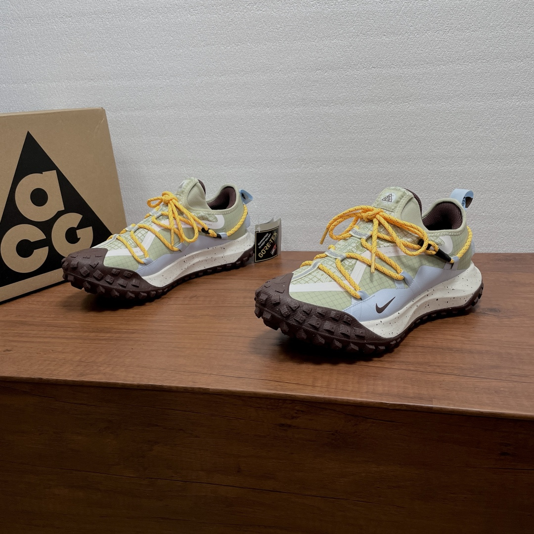 NO:955636,Coding original order Nike ACG GTX SE couple's functional waterproof outdoor hiking shoes functional shoes nike's new ACG outdoor shoes, the ACG Mountain Fly  LOW is upgraded for the season. The upper uses GORE-TEX technology to provide excellent waterproof performance while maintaining extraordinary breathability. It is also equipped with a React foam midsole for a comfortable wearing experience, a soft tire-like sticky rubber outsole for outstanding rock-climbing-level traction, and reflective shoelaces and upper mesh reflective details to help you calmly cope with various challenges in harsh outdoor environments.  The midsole is made of Nike's exclusive Flyplate fiberboard midsole, which is made of layered contrasting color-splashed foam material. The soft and hard adjustment is just right, and the cushioning and rebound are online when you step on it. The insole is also full of thoughtfulness. It is equipped with a customized ACG breathable Hyperion insole, a honeycomb breathable mesh surface layer, a thickened shock-absorbing buffer layer at the bottom, and a red ACG triangle logo printed all over, which absorbs sweat and is breathable.  Stuffy feet. Thickened V-sole wear-resistant rubber throughout the palm, concave and convex sawtooth anti-slip tooth patterns on the front and rear palms, coarse square teeth on the forefoot for grip, herringbone pattern on the heel for anti-skid, and embedded ACG triangular TRAILFRAME stabilizing support piece in the sole. It can hold firmly without slipping on rugged mountain roads, slippery mossy ground, and muddy ground. Anti-collision rubber tooth blocks are extended on the toe toe, which is specially designed to deal with gravel and rocky roads.  The webbing pull-up ring at the heel is paired with a red GTX woven label, and the ACG triangle embroidery badge embellishes the tongue. Every small logo is full of professional outdoor recognition, and the texture of the details is visible to the naked eye. Size 36 36.5 37.5 38 38.8 39 40 40.5 41 42 42.5 43 44 45 Sports shoe code Item number GTX SE sports shoes  olive green,sneakers19860909编码 原单Nike ACG GTX SE情侣款机能防水户外登山鞋功能鞋 nike全新的ACG户外鞋,该款ACG Mountain Fly LOW应季升级,鞋面采用GORE-TEX技术,提供出色防水性能,同时可保持非凡透气性.另搭载React泡棉中底塑就舒适穿搭体验,软胎般粘性橡胶外底铸就了攀岩级别的出众抓地力,反光鞋带及鞋面网格反光细节,助你从容应对各种野外恶劣环境挑战. 中底采用Nike专属Flyplate纤维板中底,分层撞色泼墨发泡材质,软硬调校恰到好处,踩上去缓震回弹在线.鞋垫也藏着满满的用心,配套定制ACG透气海波丽鞋垫,表层蜂窝透气网布,底部加厚吸震缓冲层,印满红色ACG三角标识,吸汗透气不闷脚.全掌加厚V底耐磨橡胶,前后掌分区凹凸锯齿防滑齿纹,前掌方块粗齿抓地、后跟人字纹防滑,鞋底内嵌ACG三角TRAILFRAME稳定支撑片,崎岖山路、湿滑青苔地面、泥地都能牢牢抓稳不打滑.鞋头外延防撞橡胶齿块,专门应对碎石、乱石路段. 后跟处织带提拉环搭配红色GTX织唛标,ACG三角刺绣徽章点缀鞋舌,每一处小标识都拉满专业户外辨识度,细节质感肉眼可见. 尺码36 36.5 37.5 38 38.8 39 40 40.5 41 42 42.5 43 44 45 运动鞋码 货号GTX SE运动鞋 橄榄绿,,sneakers,Men's shoes
