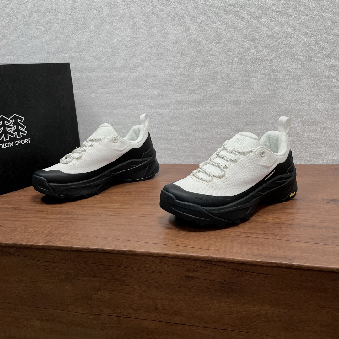 NO:955660,Coding KOLON SPORT MA APPROACH VENTI couple's cushioning and breathable hiking outdoor shoes. Military-grade wear-resistant and tear-proof fabric, anti-scratch and bump-resistant, breathable mesh structure, long-term hiking without stuffy feet, both windproof and breathable, so you don't sweat when hiking in spring and summer.  Vibram anti-slip outsole, the world's top anti-slip rubber outsole, deep-toothed rough texture design, strong grip and anti-skid on wet gravel roads, muddy mountain roads, rain and snow roads, wear-resistant and anti-wear, easy to adapt to all terrains, professional mountaineering shoes come standard with non-slip material. Thickened cushioning midsole, three-dimensional heightening thick sole structure, lightweight foam midsole, landing cushioning and shock absorption, long-term walking without tired feet, invisible heightening to modify the leg shape, suitable for both outdoor and wear. Size  36 36.5 37 38 38.5 39 40 40.5 41 42 42.5 43 44 45 Item No. MN022 White,19860909编码 可隆/KOLON SPORT MA APPROACH VENTI情侣款缓震透气徒步户外鞋 军工级耐磨防撕裂面料,防刮耐磕碰,透气网布结构,长时间徒步不闷脚,兼顾防风透气,春夏徒步不捂汗. Vibram防滑大底,国际顶级防滑橡胶大底,深齿粗犷纹路设计,湿滑碎石路、泥泞山路、雨雪路面强力抓地止滑,耐磨抗造,全地形从容适配,专业登山鞋标配防滑材质.加厚缓震中底,立体增高厚底结构,轻量化发泡中底,落地缓冲减震,长时间走路不累脚,隐形增高修饰腿型,户外/穿搭两不误. 尺码 36 36.5 37 38 38.5 39 40 40.5 41 42 42.5 43 44 45 货号MN022 白色,,Men's shoes