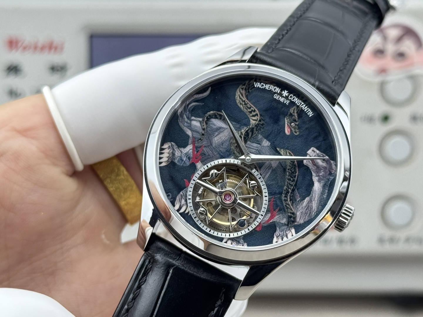 NO:946192,ANT Watchmaking House launches new Vacheron Constantin Les Cabinotiers loft craftsman 'Le Temps'  The four new Divin timepieces are inspired by the rotation of the four seasons, vividly interpreting the four mythical beasts in traditional Asian culture. The blue dragon, the red bird, the white tiger, and the basalt represent the four seasons of spring, summer, autumn, and winter respectively. They use fine wood inlay technology and are equipped with a manual winding ultra-thin movement equipped with a tourbillon device to interpret the exquisite fusion of decorative art and mechanical skills.  Together, beauty embodies the universe. The four mythical beasts not only represent the directions of southeast, northwest, and are also related to the four seasons such as spring, summer, autumn, and winter. Vacheron Constantin's creation was based on the tourbillon movement, combined with fine wood inlay technology, to fully interpret the majestic and spiritual image of the mythical beasts. The size is 11.8*42MM, with the latest original folding pin buckle, which can save energy for more than 72 hours!  ,,vacheron19860909ANT制表室全新推出江诗丹顿Les Cabinotiers阁楼工匠“Le Temps Divin时光神韵”主题时计作品,四款新作以四季轮转为灵感,传神演绎亚洲传统文化中的四大神兽,以青龙、朱雀、白虎、玄武分别代表春、夏、秋、冬四季,采用细木镶嵌工艺,搭载配备陀飞轮装置的手动上链超薄机芯,演绎装饰艺术与机械技艺的精妙融合,美出宇宙.四大神兽既代表着东南西北等方位,也和春夏秋冬等四季相关,江诗丹顿创作时奠基于陀飞轮机芯,再结合细木镶嵌工艺,将神兽威严而富有灵性的形象诠释得淋漓尽致.尺寸11.8*42MM,搭配最新款原装折叠针扣,储蓄能量72小时以上！,,vacheron,Watch