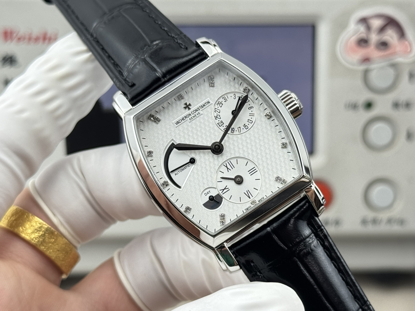 NO:946459,Produced by TW, white shell, rose gold, diamond ring 50 TW Factory Vacheron Constantin Malta series TW9 is a men's automatic mechanical dual time watch focusing on sporty and elegant style. 1 Self-developed integrated Cal.1222 automatic movement has the same functions as the original, with stable and reliable travel time accuracy. Extra-long power reserve display, no need for frequent manual winding. Advanced Geneva pattern polishing, high ornamental value. 2 Three practical functions integrated into one  The power reserve display at 9 o'clock allows you to check the remaining battery life of the watch at any time. The second time zone time at 6 o'clock + 24-hour day and night indication can distinguish whether it is day or night in other places, so as to avoid disturbing others with late-night phone calls; the complete time zone system is also compatible with daylight saving time time adjustment, which is very suitable for business people who often fly cross-border. 3 The classic wine barrel outline is the most recognizable appearance in the watch industry. The dial has a distinctive honeycomb text and a classic dial layout. It is paired with Vacheron Constantin's classic maple leaf folding clasp.  4. The waterproof depth is 60 meters. It is far more than the 30-meter daily waterproof of ordinary formal watches. It can be worn when washing hands, getting wet in the rain, and swimming. It does not need to be taken off and put on frequently in daily life, reducing bumps and scratches. 5. The scarcity of style integrates the exquisite craftsmanship of advanced watchmaking into sports watches, taking into account both appearance and practicality. It is not too rough like a pure diving watch, nor too restrictive like a formal watch.  The watch diameter of 36x48mm is a moderate size for a men’s watch. It is not only elegant to wear, but also very in line with the aesthetic needs of modern men. For the best luxury gift recommendation, please look for the exclusive quality of TW factory, Vacheron19860909TW 出品 白壳玫金 钻圈口50 TW Factory 江诗丹顿马耳他系列TW9是一款主打运动优雅风格的男士自动机械两地时腕表. 1自主研发一体Cal.1222自动机芯功能同原装一致,走时精度稳定可靠.超长动力储存显示,无需频繁手动上链.日内瓦纹高级打磨,观赏价值高. 2 三重实用功能集合一体 9点位动力储存显示,随时查看手表剩余续航.  6点位第二时区时间+24小时昼夜指示,能分辨外地是白天还是黑夜,避免深夜打电话打扰别人； 完整的时区体系,还兼容夏令时的时间调整,非常适合经常跨国飞行的商务人群. 3经典的酒桶轮廓 是腕表界最有辨识度的外形 表盘有特色的蜂巢字面,经典的盘面布局 搭配江诗丹顿经典枫叶折叠扣 4防水深度60米.远超普通正装表的30米生活防水,洗手、淋雨、游泳都可以佩戴,日常不用频繁摘戴,减少磕碰划伤的 5风格稀缺性把高级制表的精致工艺,融合到运动腕表里,兼顾面子和实用性,不像纯潜水表过于粗犷,也不像正装表太过拘束.  36x48mm的表径对于男士腕表来说,大小适中,佩戴起来既不失优雅,又非常符合现代男性的审美需求送礼最佳奢华推荐请认准TW厂独家品质,,vacheron,Watch
