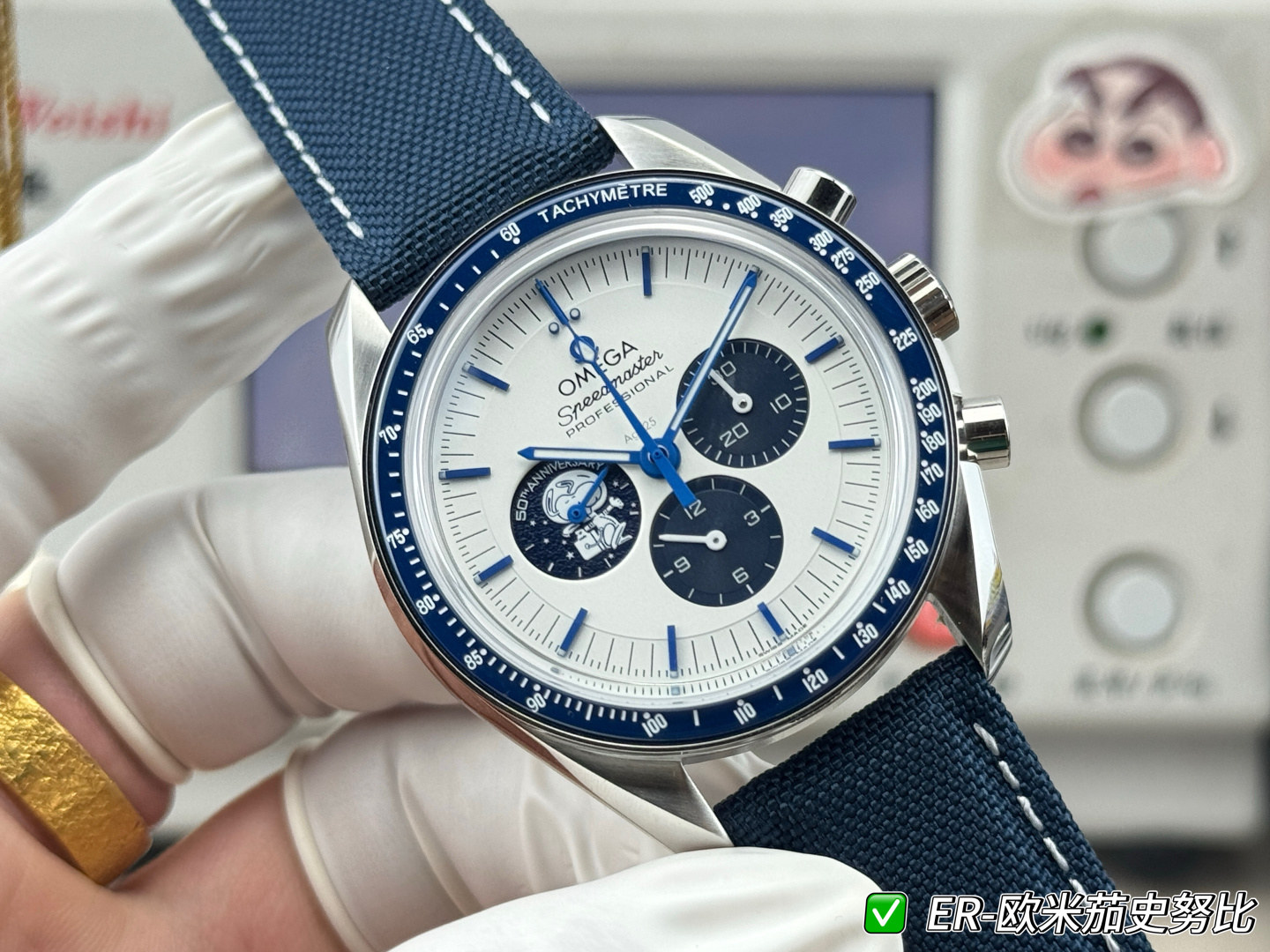 NO:947490,ER’s new product launches the ingenious heritage [OMEGA Speedmaster Snoopy Award 50th Anniversary] watch!  ER is committed to creating a movement that is closest to the original version. It is also the only factory on the market that has a 42mm case and can make the distance between the three small seconds dials on the dial almost the same as the original version. Please look for the version when purchasing!  The position and length of the dial's literal nails and the distance from the three small seconds dials are almost the same as the original version, which makes up for the regret of other versions on the market being fake at first glance. Welcome to compare and appreciate it!  Exclusively customized 3861 movement, the only function on the market is consistent with the original version, the 6-digit digit is a 12-hour clock!  The back of the watch has the same nipple shape as the original rocket needle, and is decorated with black engraving elements such as the 'Apollo' 13 mission and Omega's 'Snoopy Award'!  Fritillaria Earth Small Seconds presents a realistic appearance of the earth and original luminous light!  Original blue zirconium oxide [ZrO2] ceramic ring, arc-shaped double-sided anti-reflective and wear-resistant sapphire glass!  The side curvature is consistent with the original version, the details are more refined, and the texture is perfect in one step!  ER boutiques are on sale in limited quantities, welcome to taste!  ,,omega19860909ER新品发售匠心传承【OMEGA欧米茄超霸史努比奖50周年纪念款】腕表！ ER致力于打造最接近原版的机芯,也是目前市面上唯一一家表壳为42mm并能做到表盘三个小秒盘间距与原版几乎一致距离的工厂,购买请认准版本！ 表盘字面钉的位置、长度以及与三个小秒盘的距离与原版几乎无差,弥补了市面上其他版本一眼假的遗憾,欢迎对比品鉴！ 独家定制3861机芯,市面唯一功能与原版一致,6字位为12小时制！ 手表背面跑码火箭针针尾与原版一致奶嘴型,饰有致敬“阿波罗”13号任务及欧米茄“史努比奖”等黑色镌刻元素！云贝母地球小秒呈现逼真地球外貌及原版夜光！ 原版一致蓝色氧化锆［ZrO2］陶瓷圈口,弧拱形双面防反光耐磨损蓝宝石玻璃表镜！侧面弧度与原版一致,细节更精致,质感一步到位！ ER精品限量发售,欢迎品鉴！,,omega,Watch
