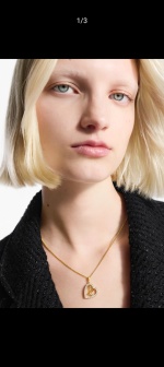 El nuevo collar MLVHeart del día de San Valentín 2025 combina el logotipo clásico de la marca y el símbolo del amor, cuelga un colgante hueco en forma de corazón para cadenas de metal, y luego usa un deslumbrante circonia para activar hábilmente las letras del LV. 1 El nuevo collar MLVHeart del día de San Valentín 2025 combina el logotipo clásico de la marca y el símbolo del amor, cuelga un colgante hueco en forma de corazón para cadenas de metal, y luego usa un deslumbrante circonia para activar hábilmente las letras del LV.