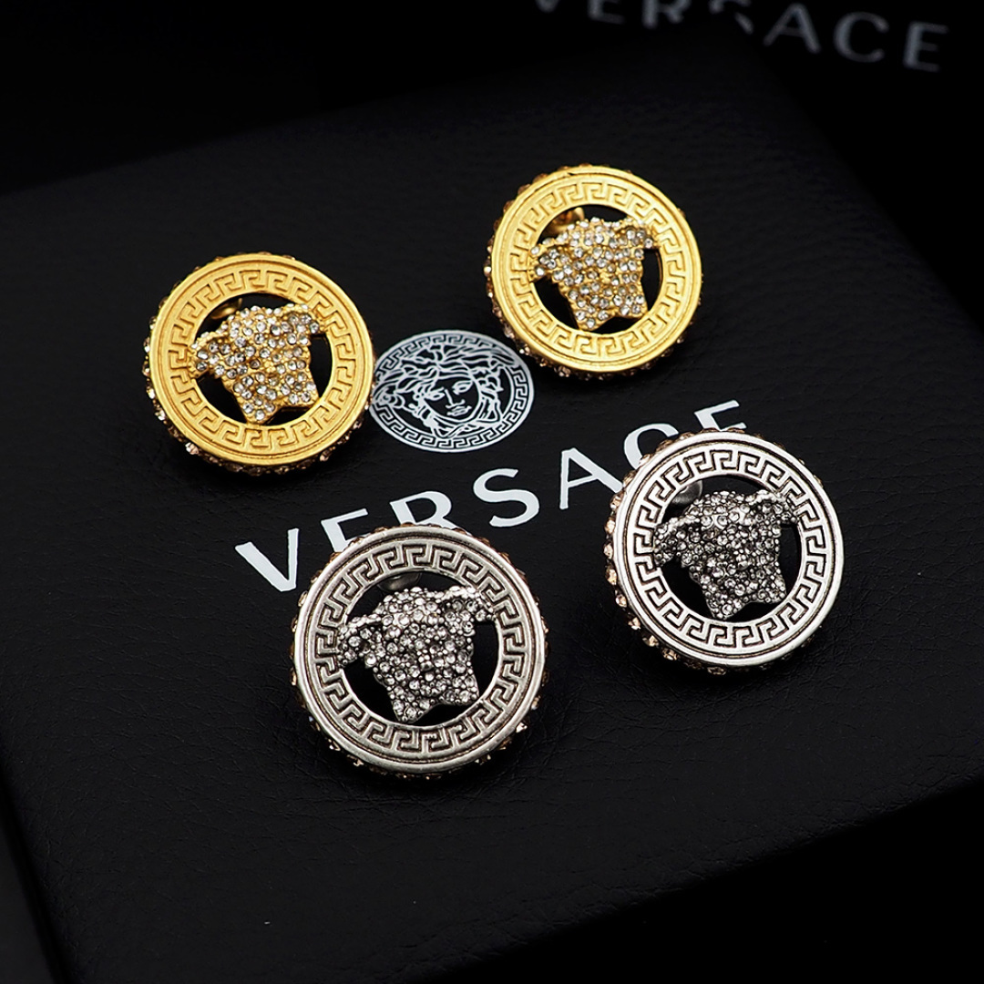 Queen Versace Medusa’s head looks like a wall tattooed ear nail. - 图片 2