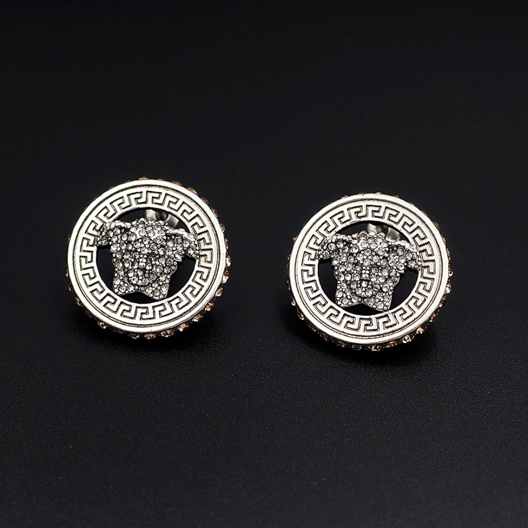 Queen Versace Medusa’s head looks like a wall tattooed ear nail. - 图片 4