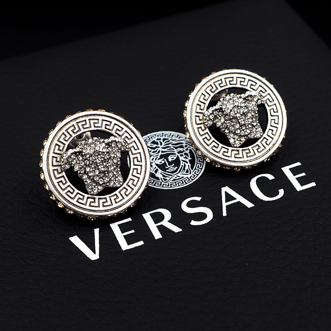 Queen Versace Medusa’s head looks like a wall tattooed ear nail. - 图片 1
