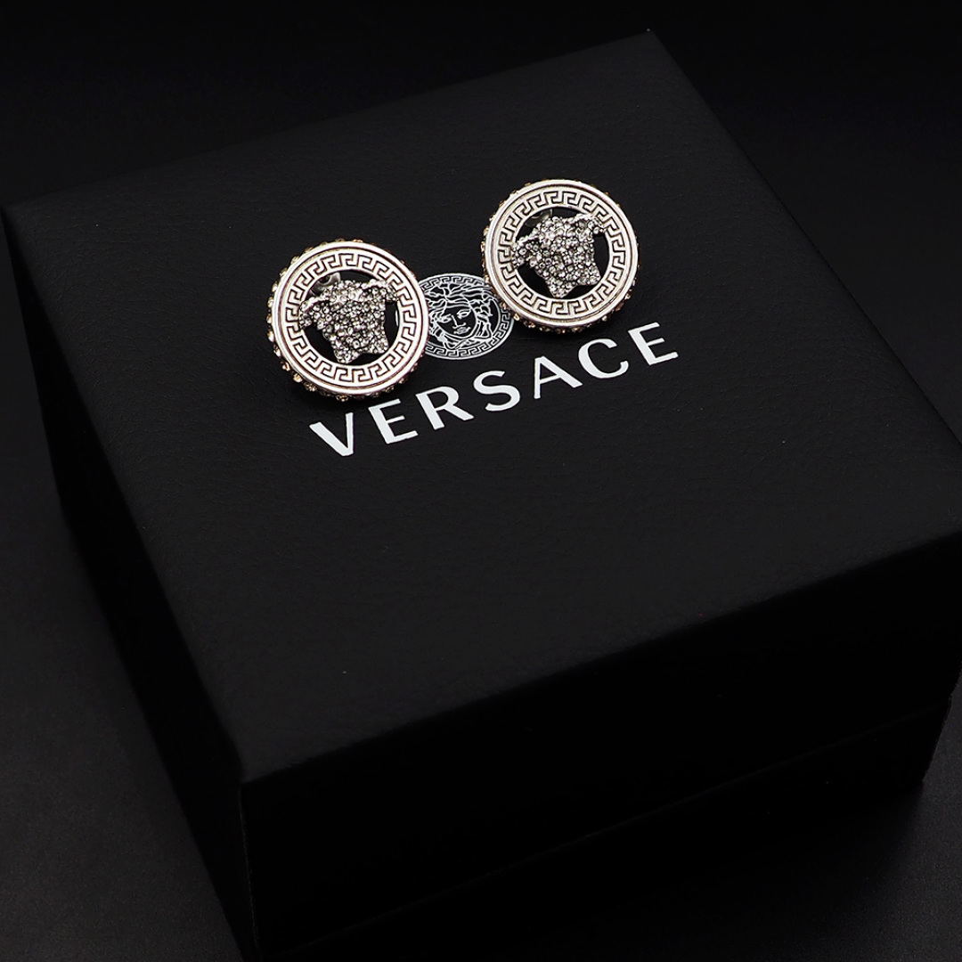 Queen Versace Medusa’s head looks like a wall tattooed ear nail. - 图片 9