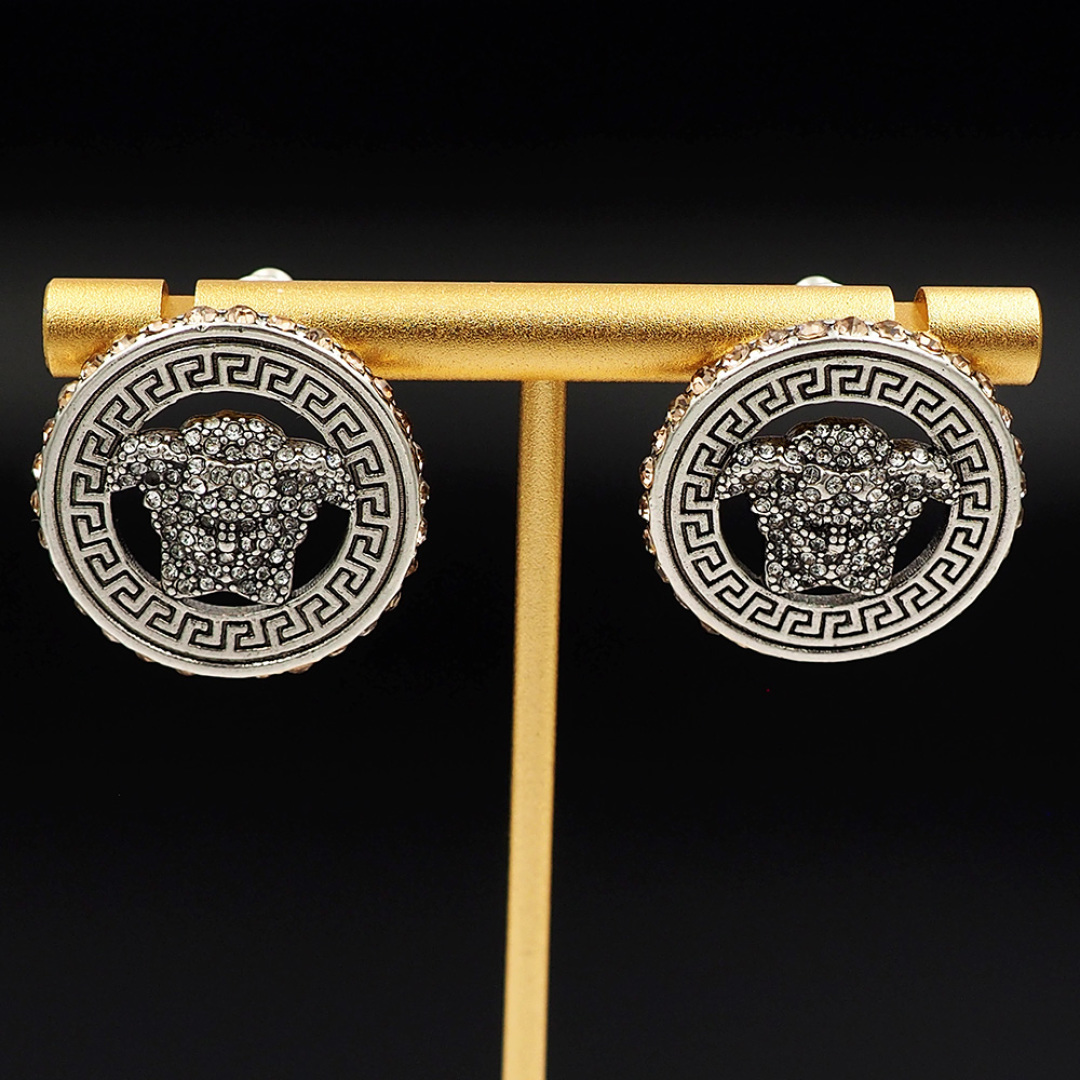 Queen Versace Medusa’s head looks like a wall tattooed ear nail. - 图片 5