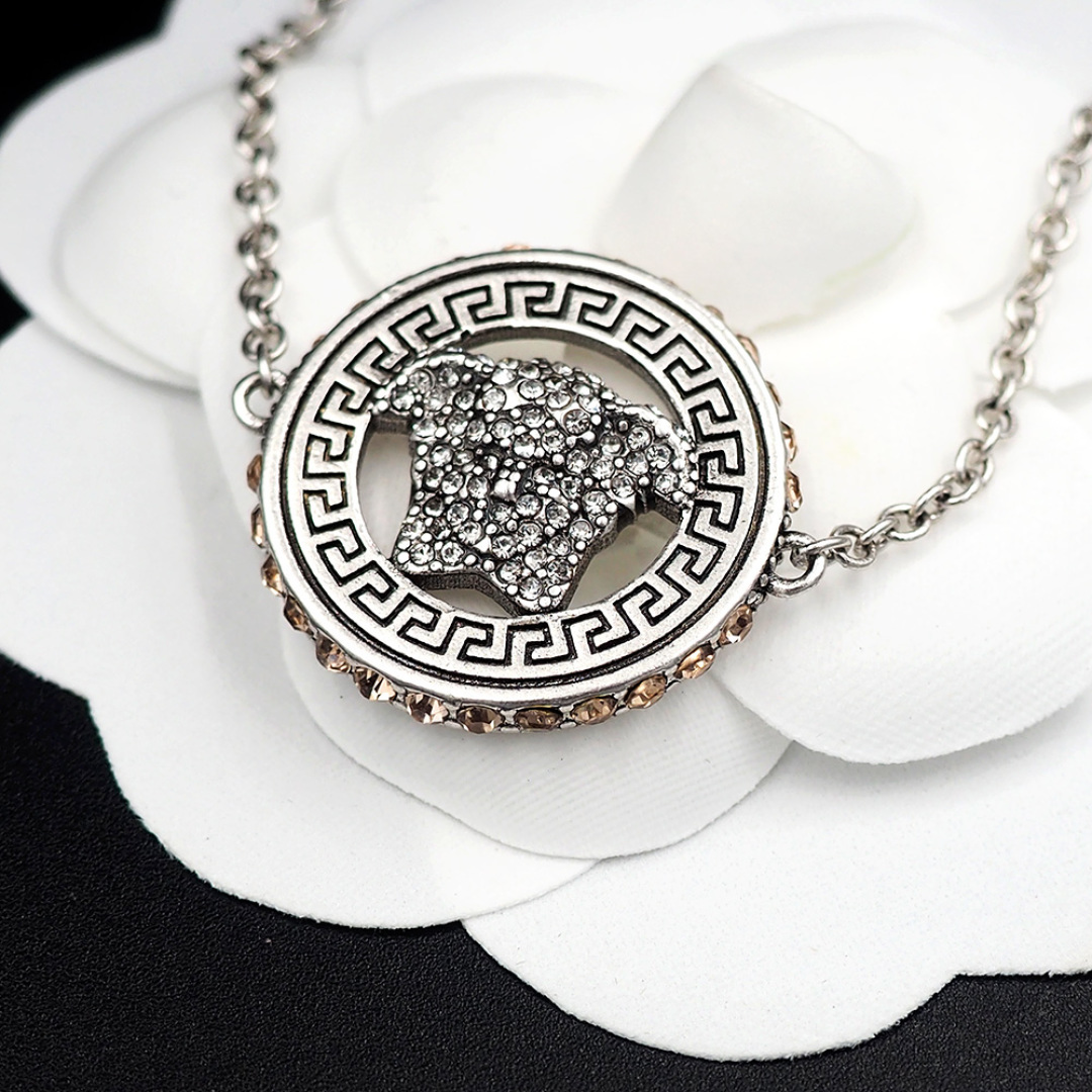 Queen Versace Medusa’s head looks like the Wall’s tattoo - 图片 7