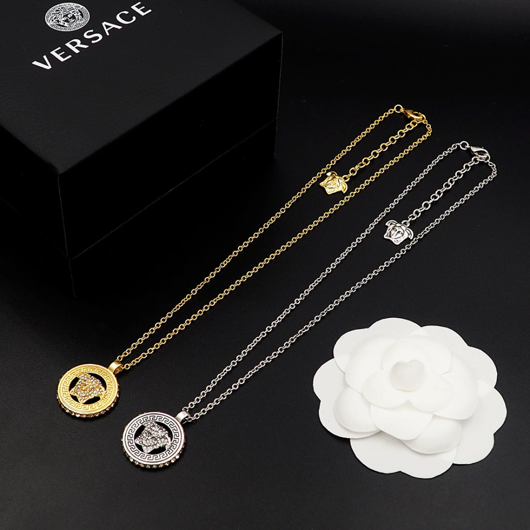 Queen Versace Medusa’s head looks like a wall tattoo. The necklace, 113. Handcuffs, 113. An earring 113 - 图片 4