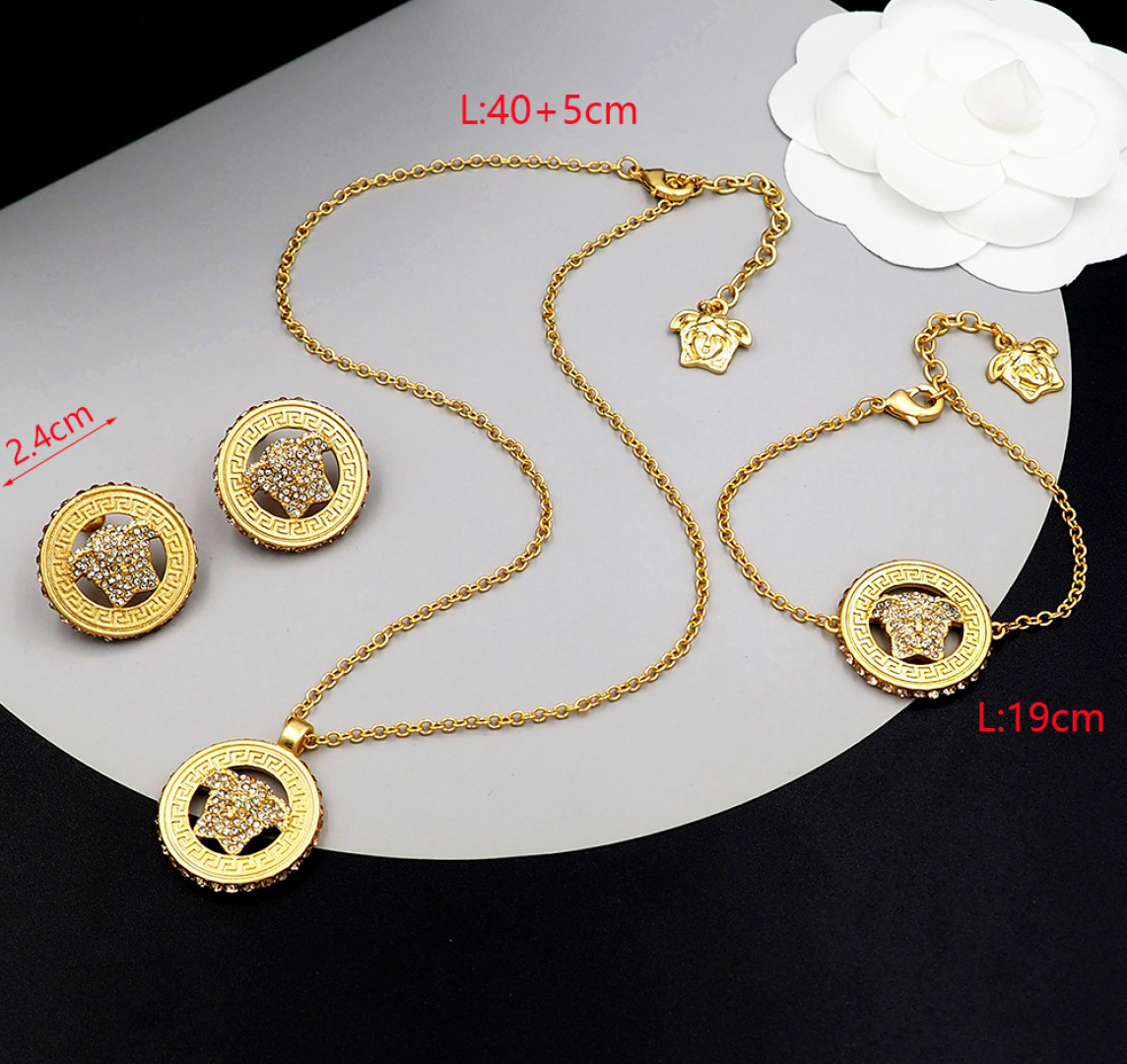 Queen Versace Medusa’s head looks like a wall tattoo. The necklace, 113. Handcuffs, 113. An earring 113 - 图片 3