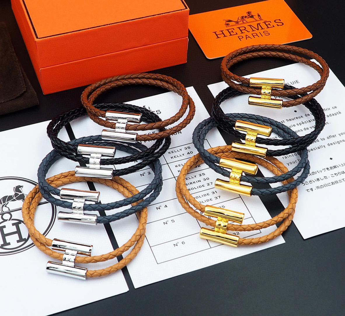 Bracelet Hermes Tournis Tresse Plusieurs variantes en cuir tressé en orange noir marron foncé beige bleu marine gris avec détails en métal argenté doré bronze à canon 19 cm