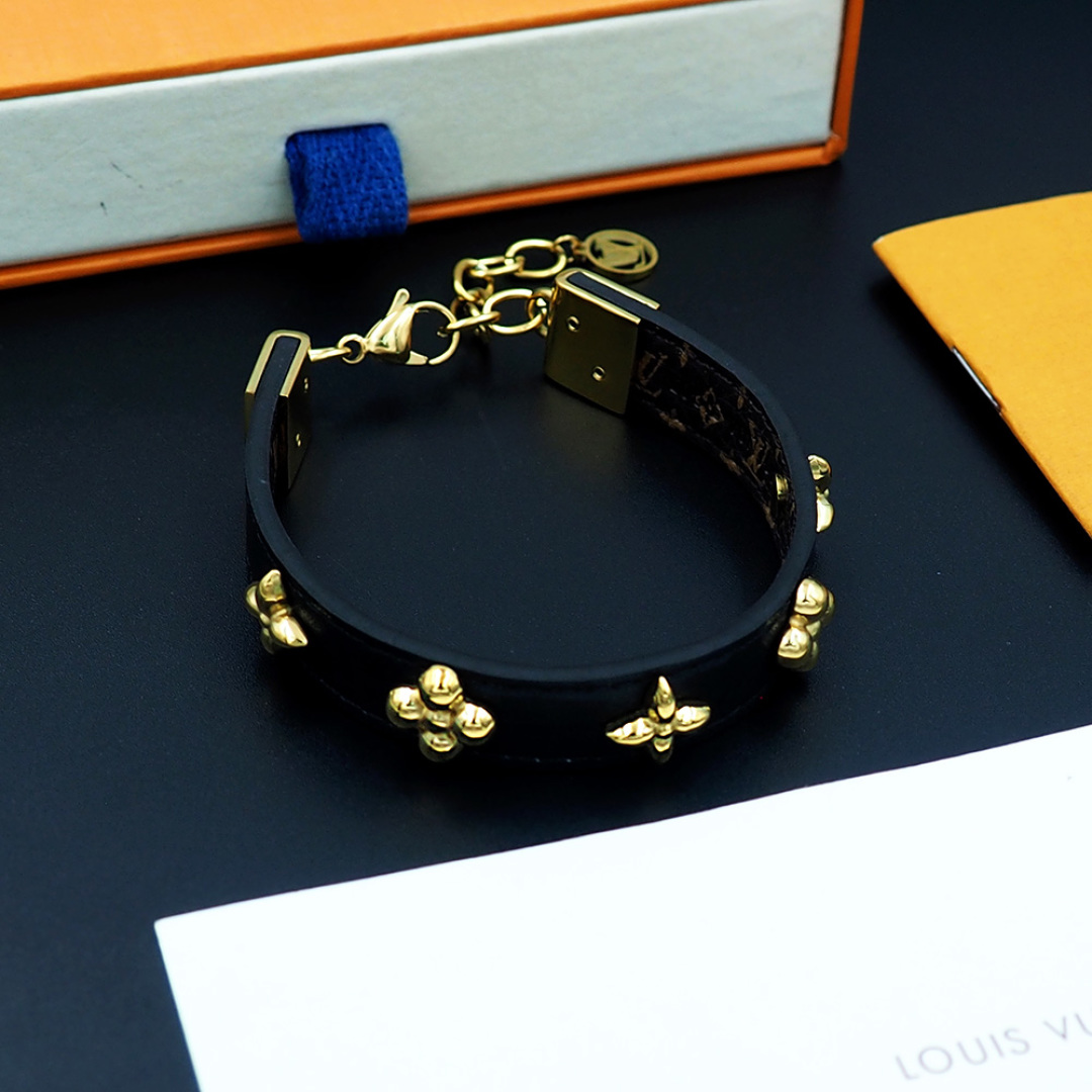 Luxurious Leather Bracelets with Monogram Flowers and LV Decorations - 图片 2