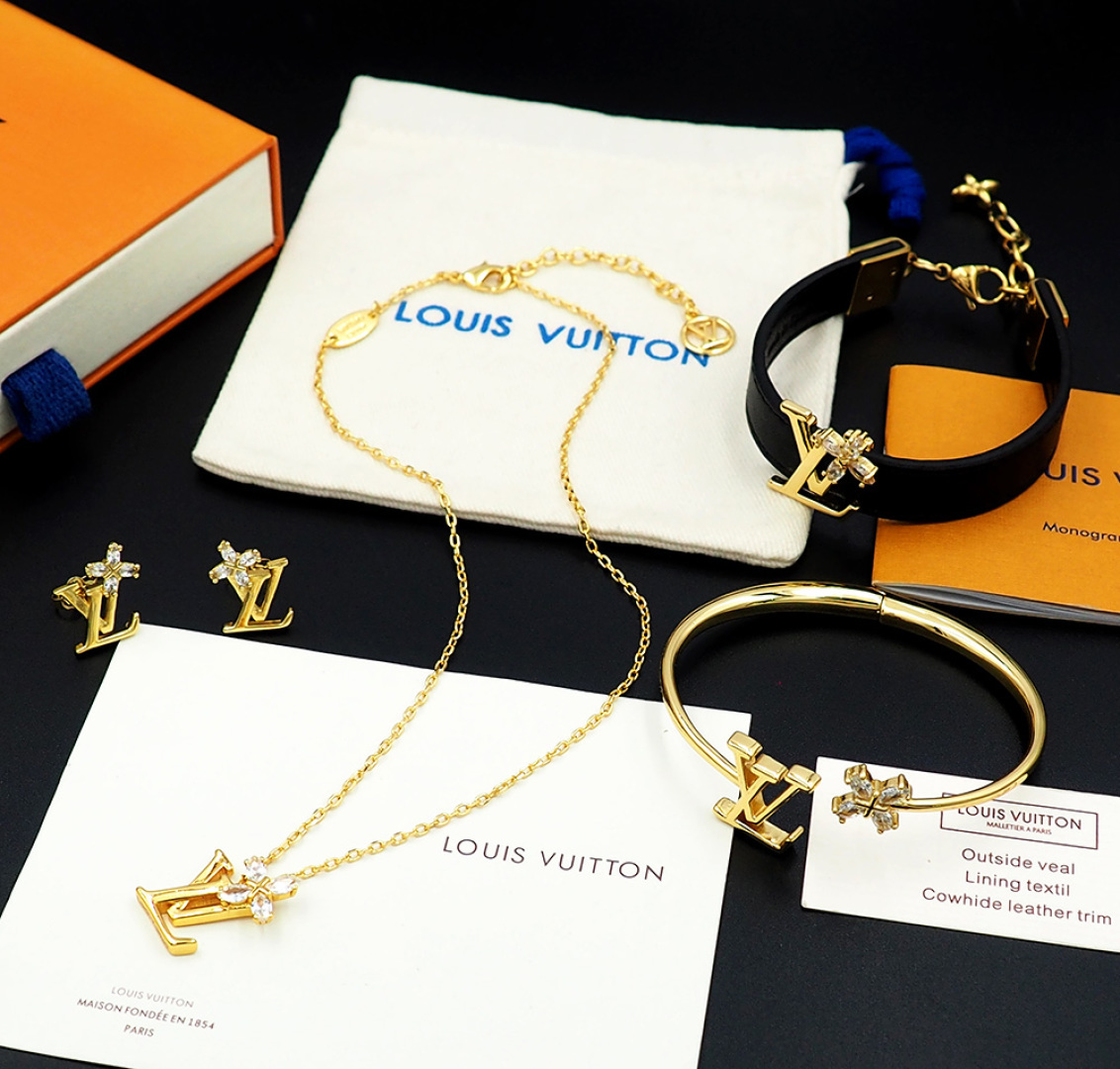 LV Monogram Crystal Donkey Bracelet: ¥220 Brand Remodel with Classic Elements - 图片 2