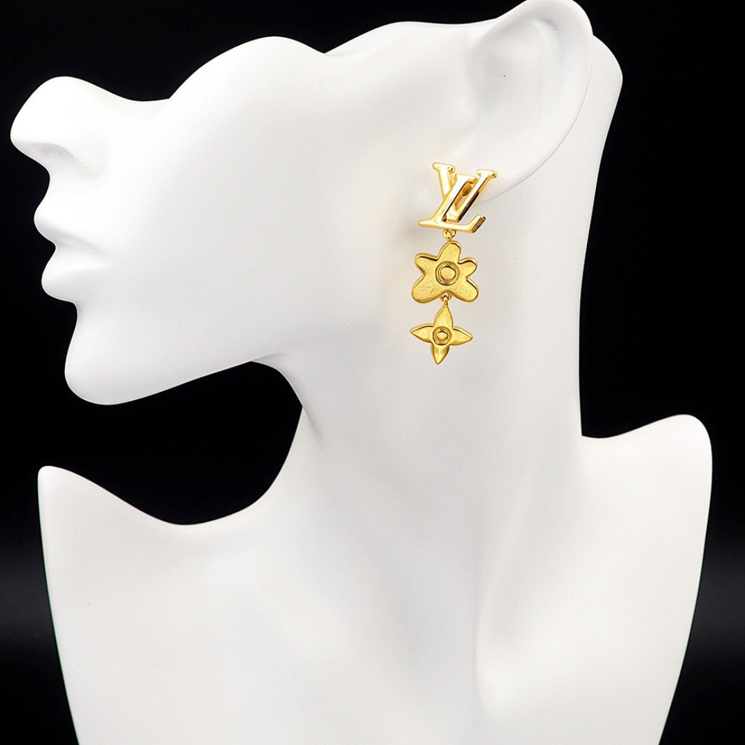 驴家Monogram Craggy 耳环出自路易威登与Tyler 的合作系列，选用亮泽黄铜呈现LV 标识