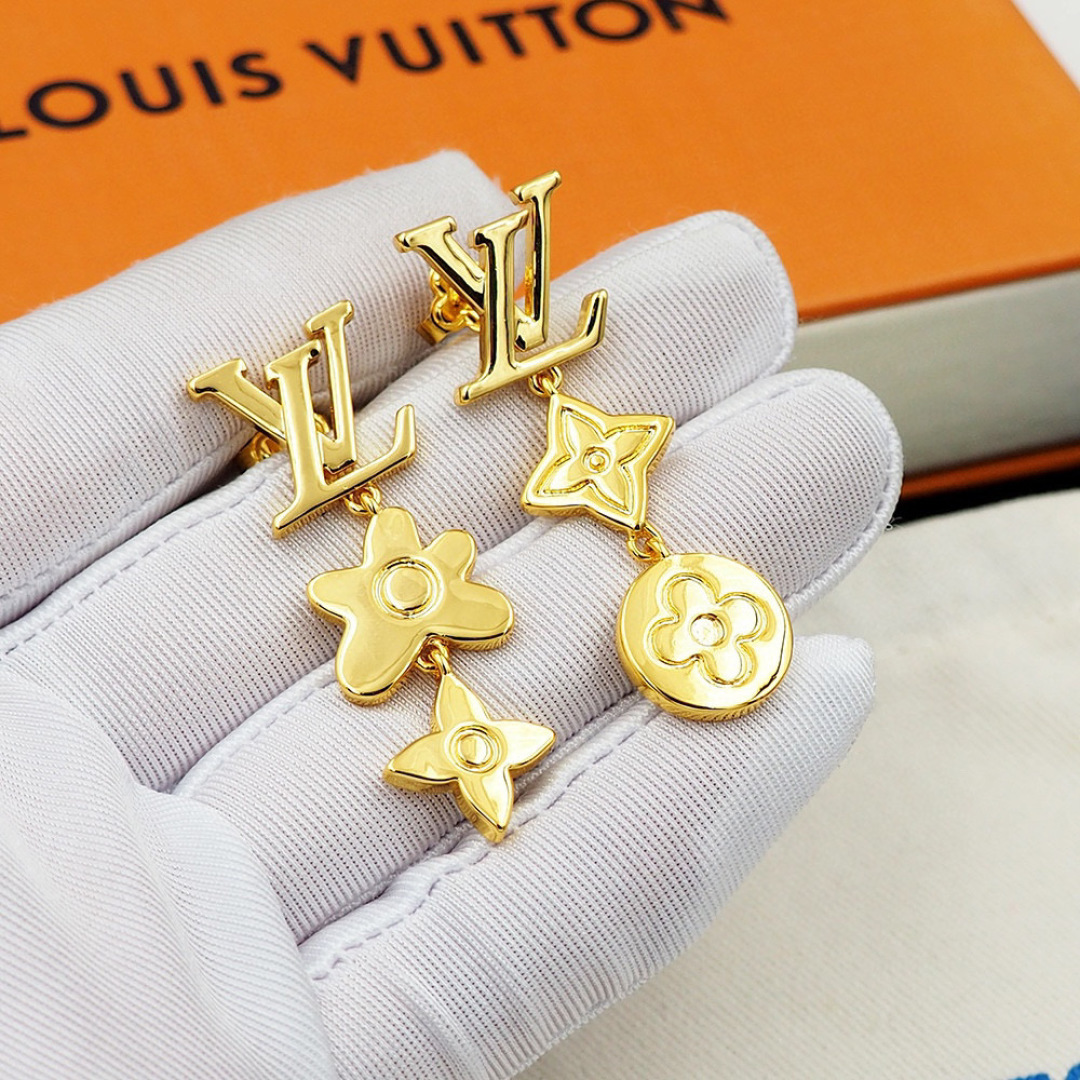 驴家Monogram Craggy 耳环出自路易威登与Tyler 的合作系列，选用亮泽黄铜呈现LV 标识