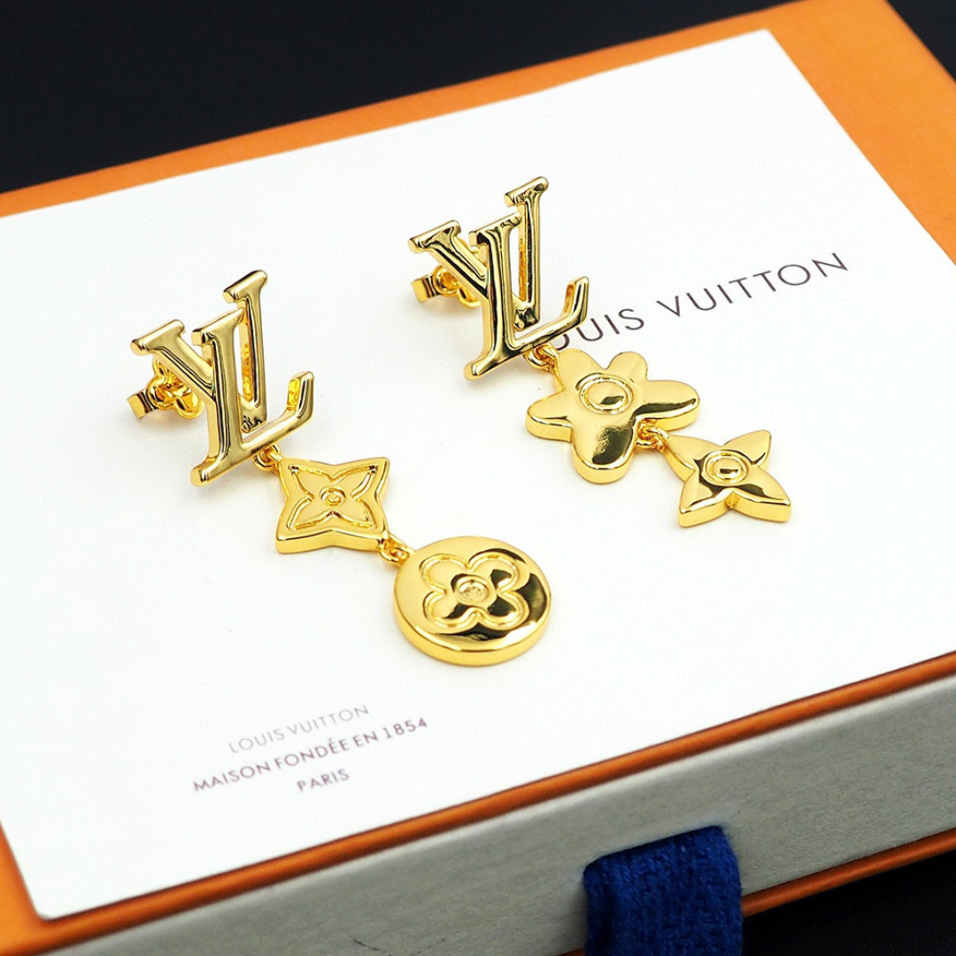 驴家Monogram Craggy 耳环出自路易威登与Tyler 的合作系列，选用亮泽黄铜呈现LV 标识
