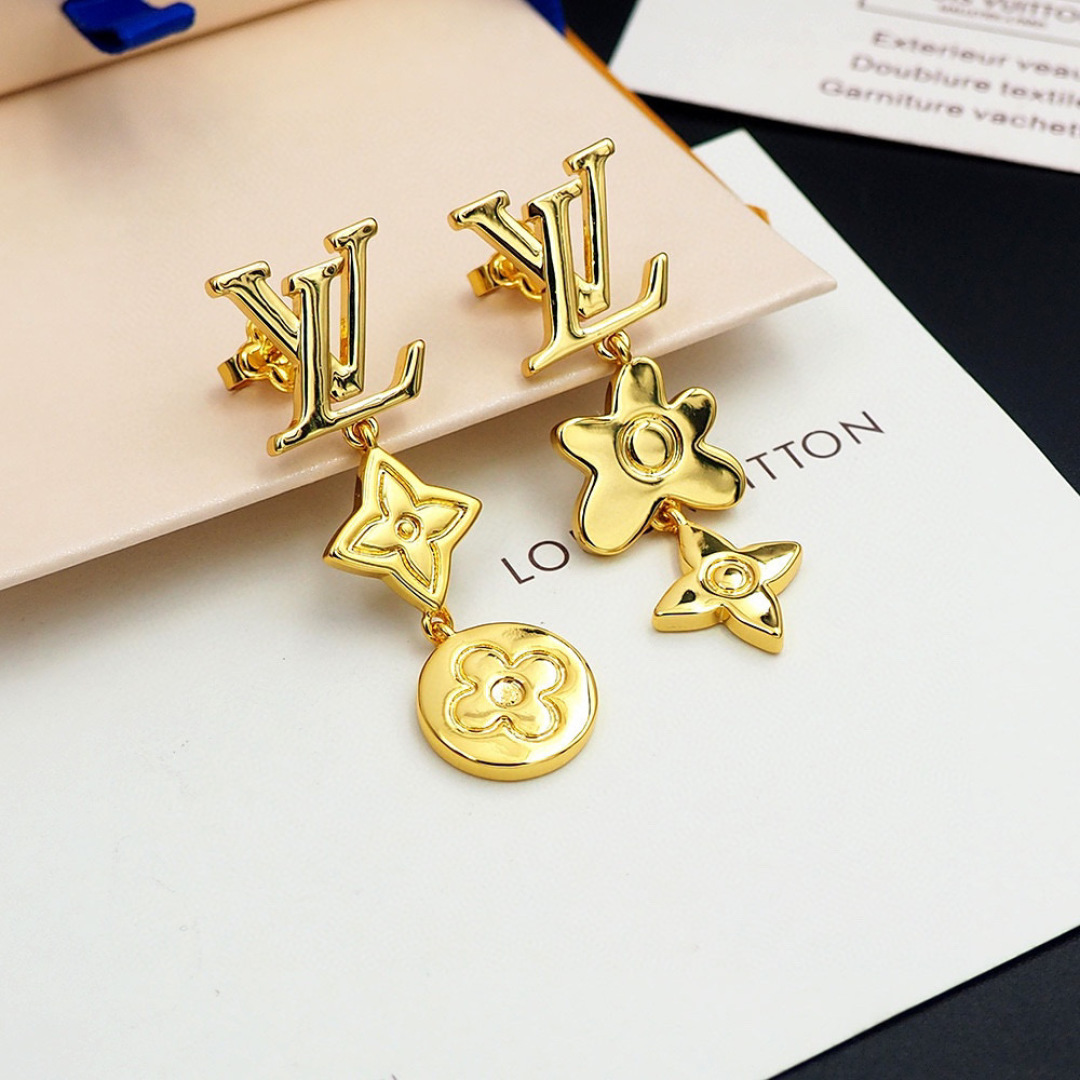 驴家Monogram Craggy 耳环出自路易威登与Tyler 的合作系列，选用亮泽黄铜呈现LV 标识