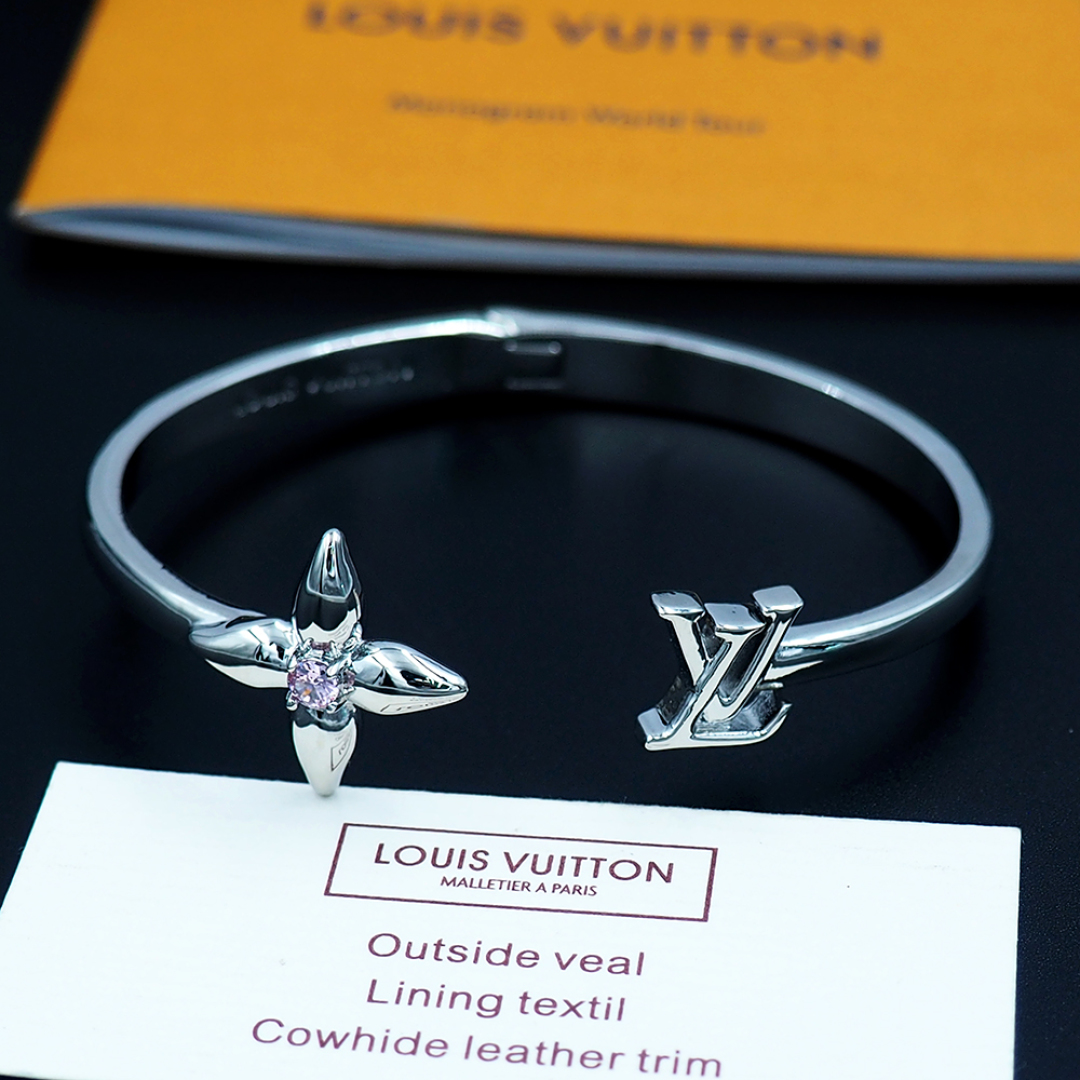  驴家Louisette Signature 手镯以耀目金属雕琢开口设计，令中央镶嵌璀璨仿水晶的尖辦 M