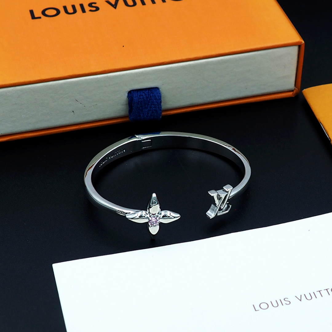  驴家Louisette Signature 手镯以耀目金属雕琢开口设计，令中央镶嵌璀璨仿水晶的尖辦 M