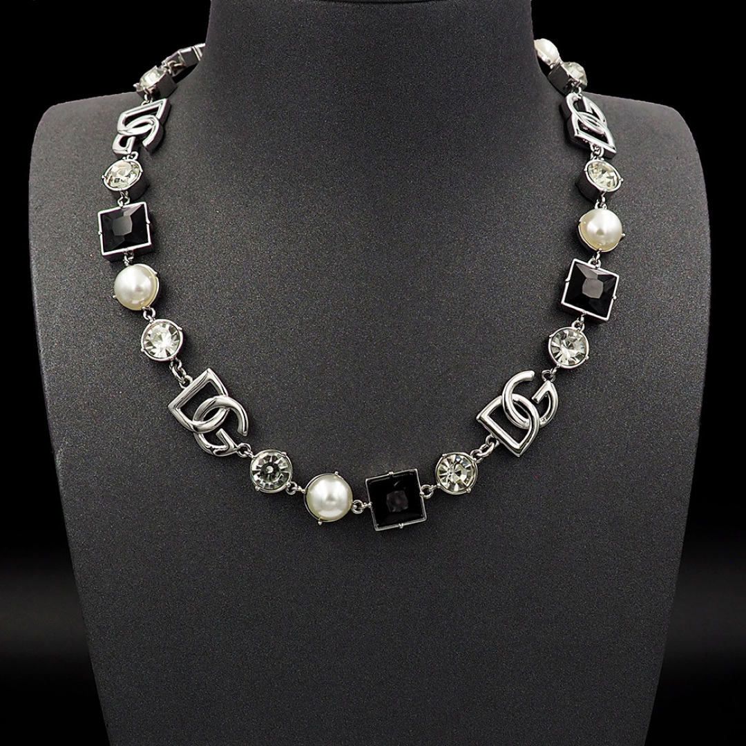 ¥340 DUJABANA BLACK AND WHITE DIAMOND PEARL NECKLACE