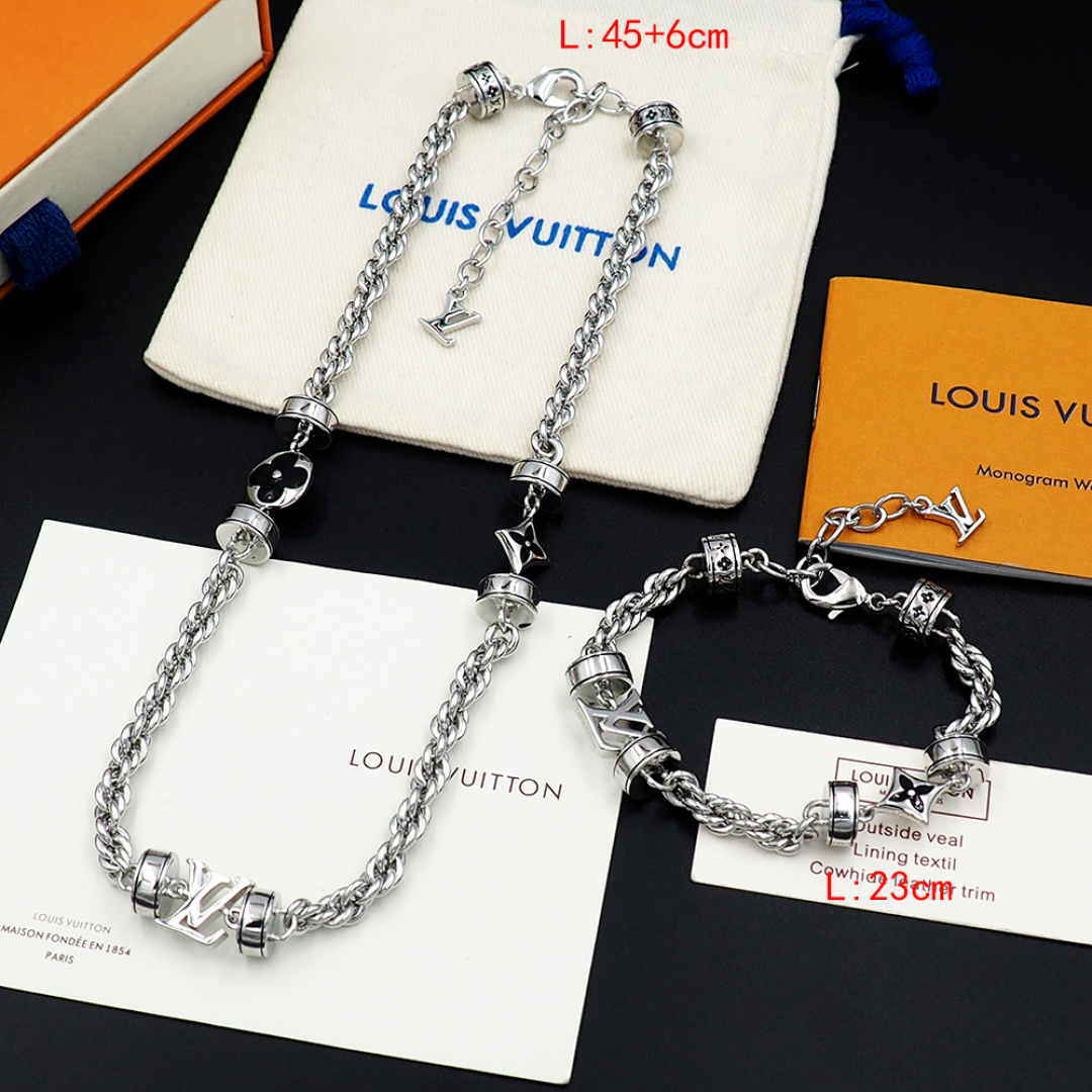 Louis Vuitton 驴家LVWire 项链于意大利匠心制作 以黄铜链环描摹粗绳质感 经做1日处理流露时光摩拳的痕迹