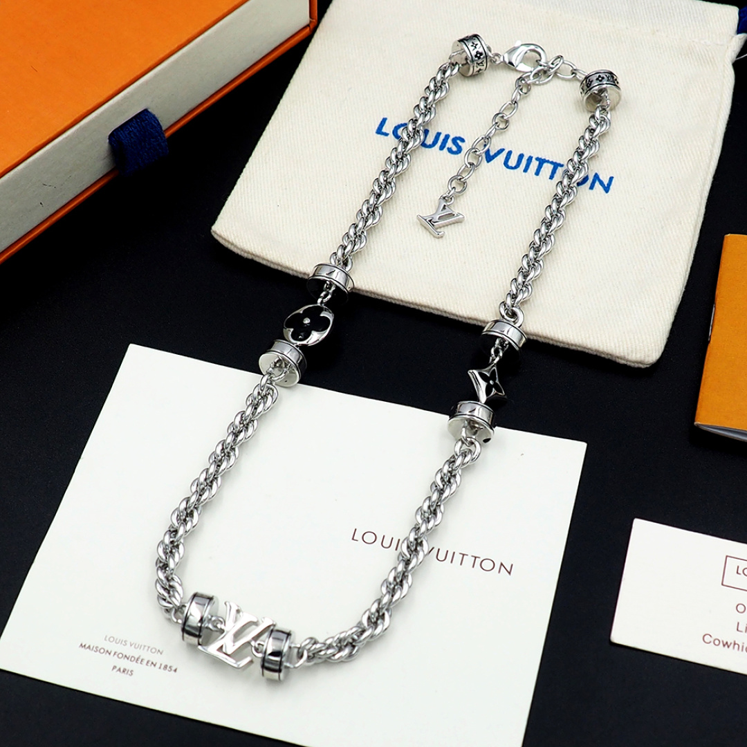 Louis Vuitton 驴家LVWire 项链于意大利匠心制作 以黄铜链环描摹粗绳质感 经做1日处理流露时光摩拳的痕迹