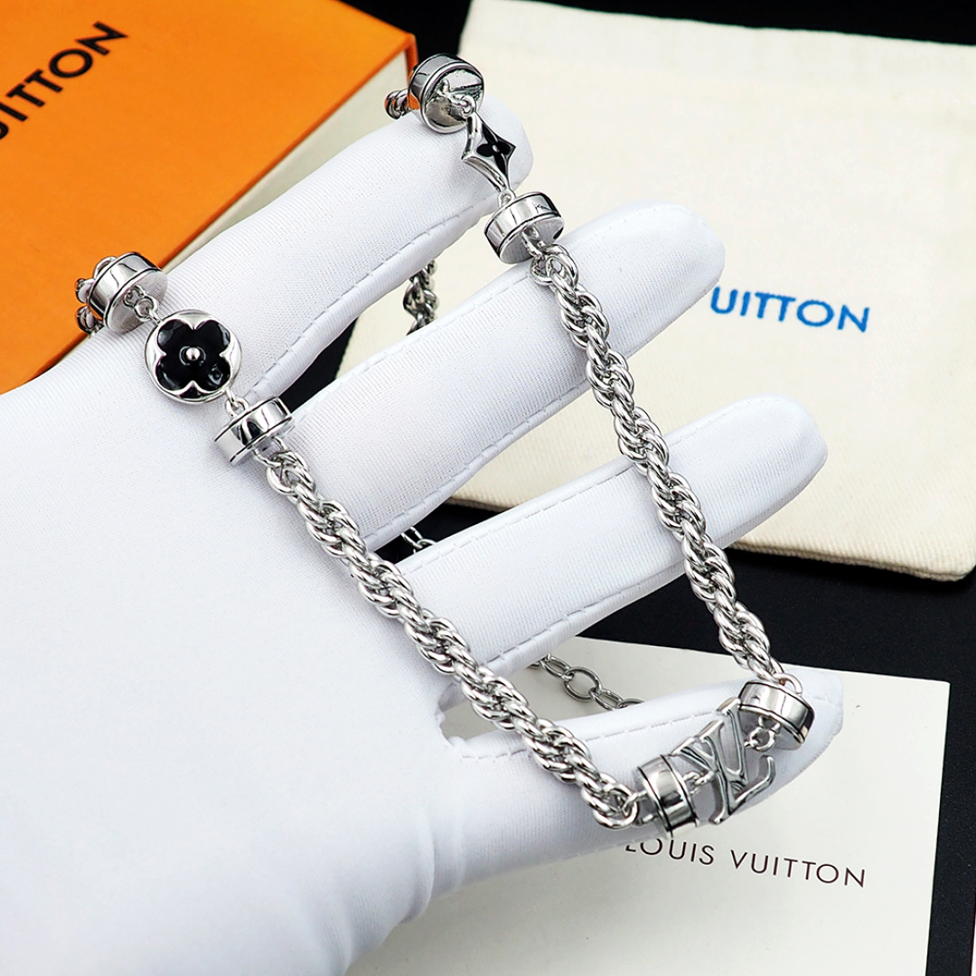 Louis Vuitton 驴家LVWire 项链于意大利匠心制作 以黄铜链环描摹粗绳质感 经做1日处理流露时光摩拳的痕迹