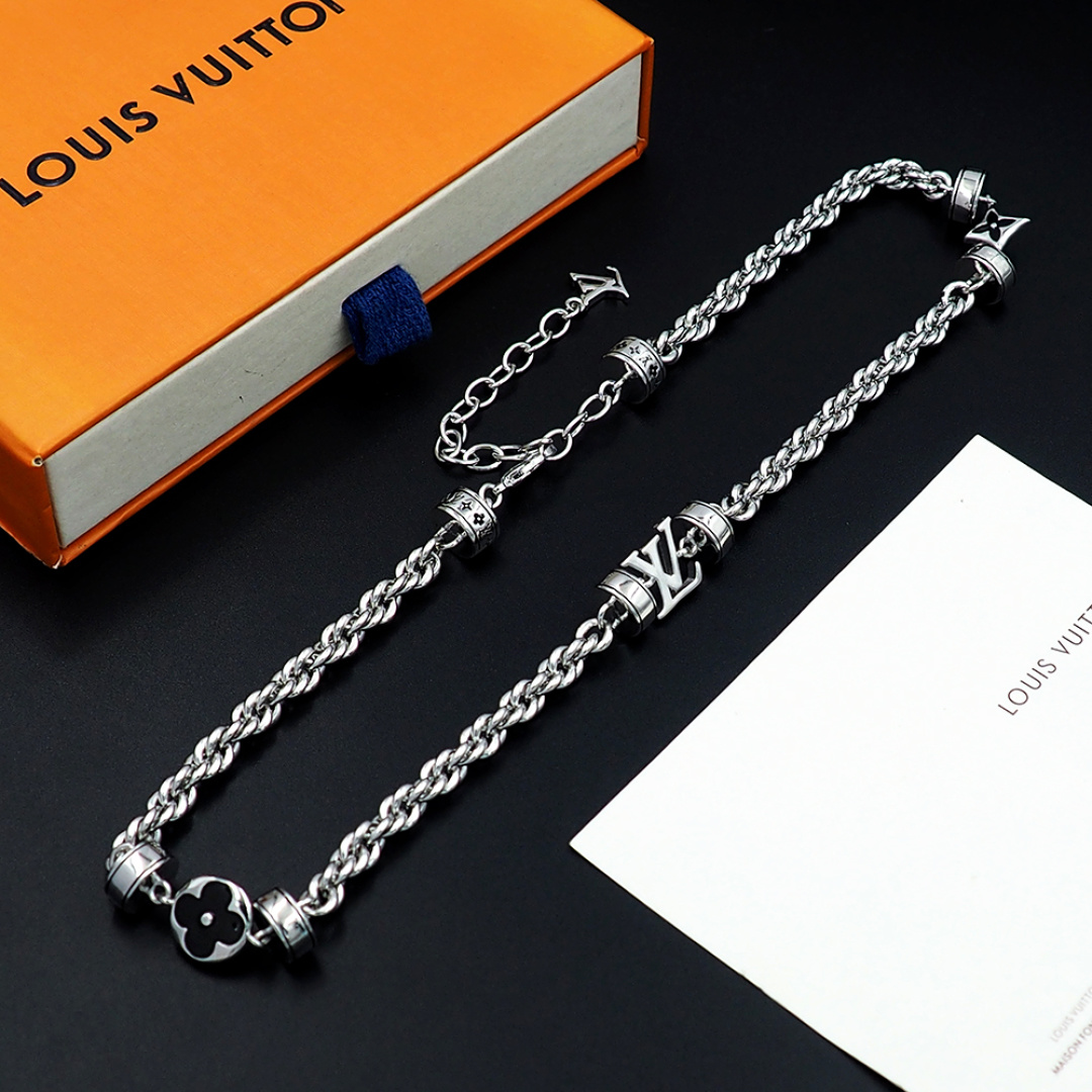 Louis Vuitton 驴家LVWire 项链于意大利匠心制作 以黄铜链环描摹粗绳质感 经做1日处理流露时光摩拳的痕迹