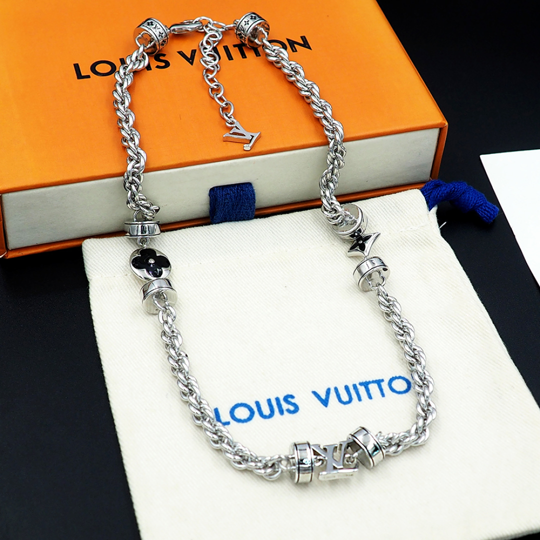 Louis Vuitton 驴家LVWire 项链于意大利匠心制作 以黄铜链环描摹粗绳质感 经做1日处理流露时光摩拳的痕迹