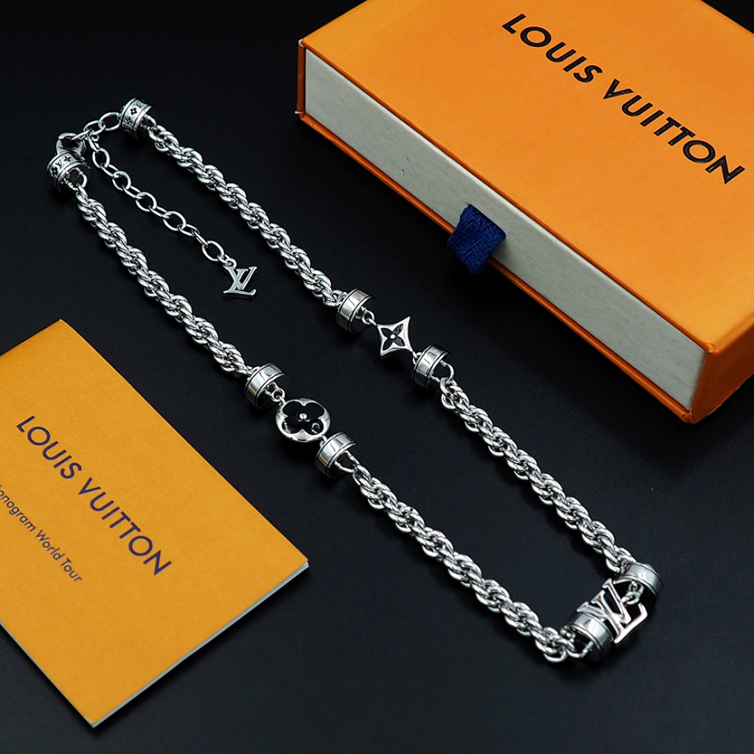 Louis Vuitton 驴家LVWire 项链于意大利匠心制作 以黄铜链环描摹粗绳质感 经做1日处理流露时光摩拳的痕迹
