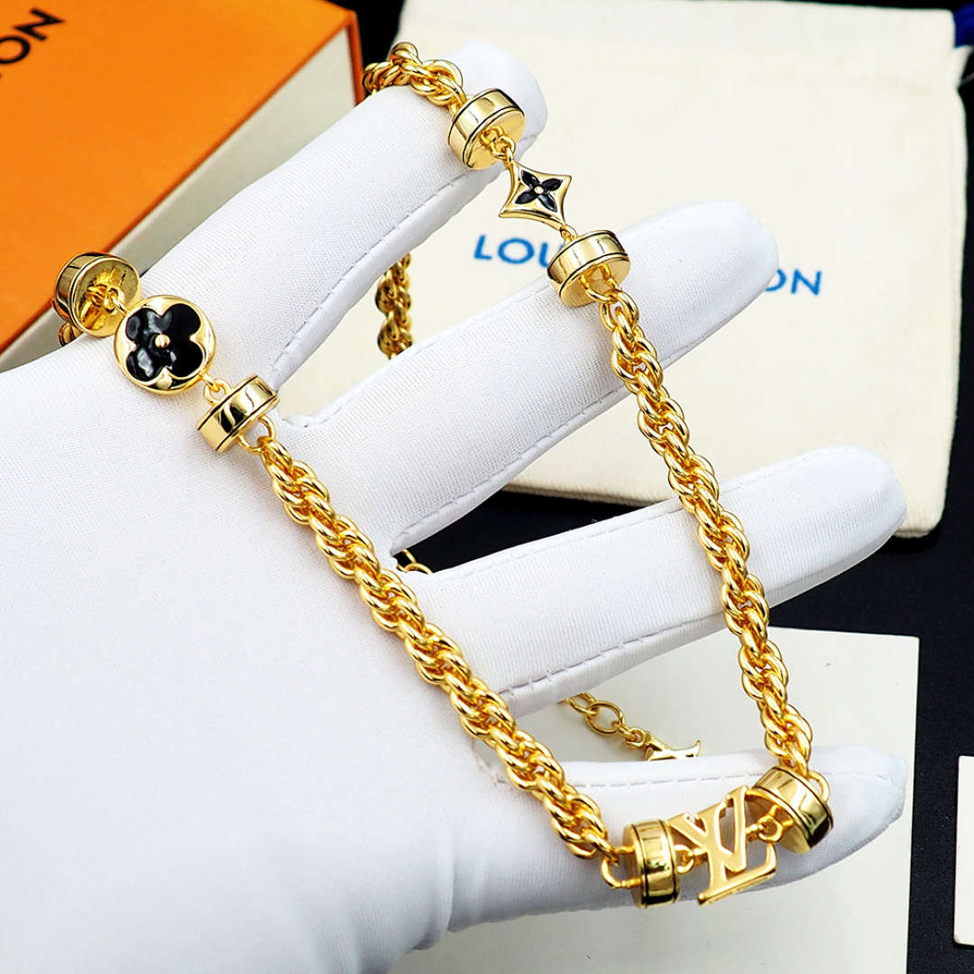 Louis Vuitton 驴家LVWire 项链于意大利匠心制作 以黄铜链环描摹粗绳质感 经做1日处理流露时光摩拳的痕迹