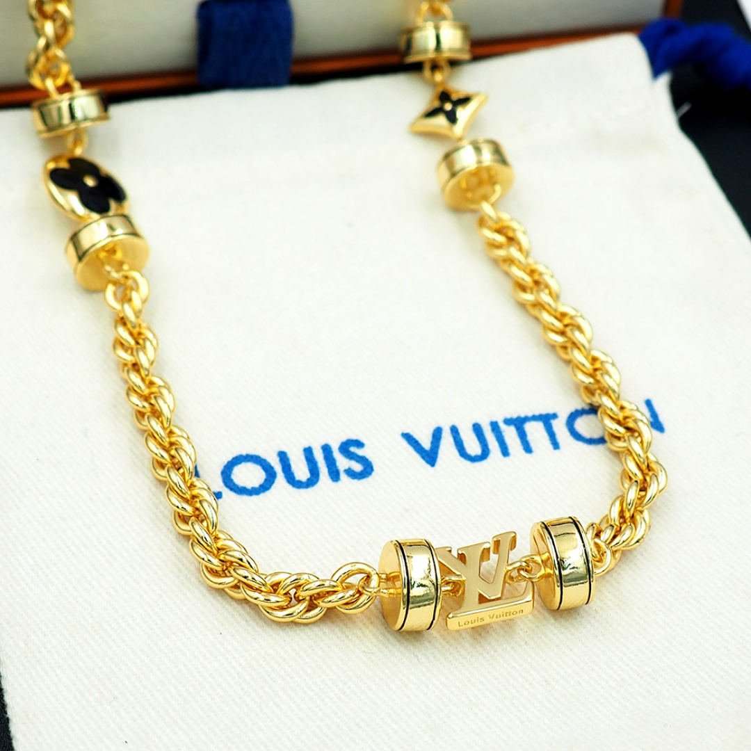 Louis Vuitton 驴家LVWire 项链于意大利匠心制作 以黄铜链环描摹粗绳质感 经做1日处理流露时光摩拳的痕迹