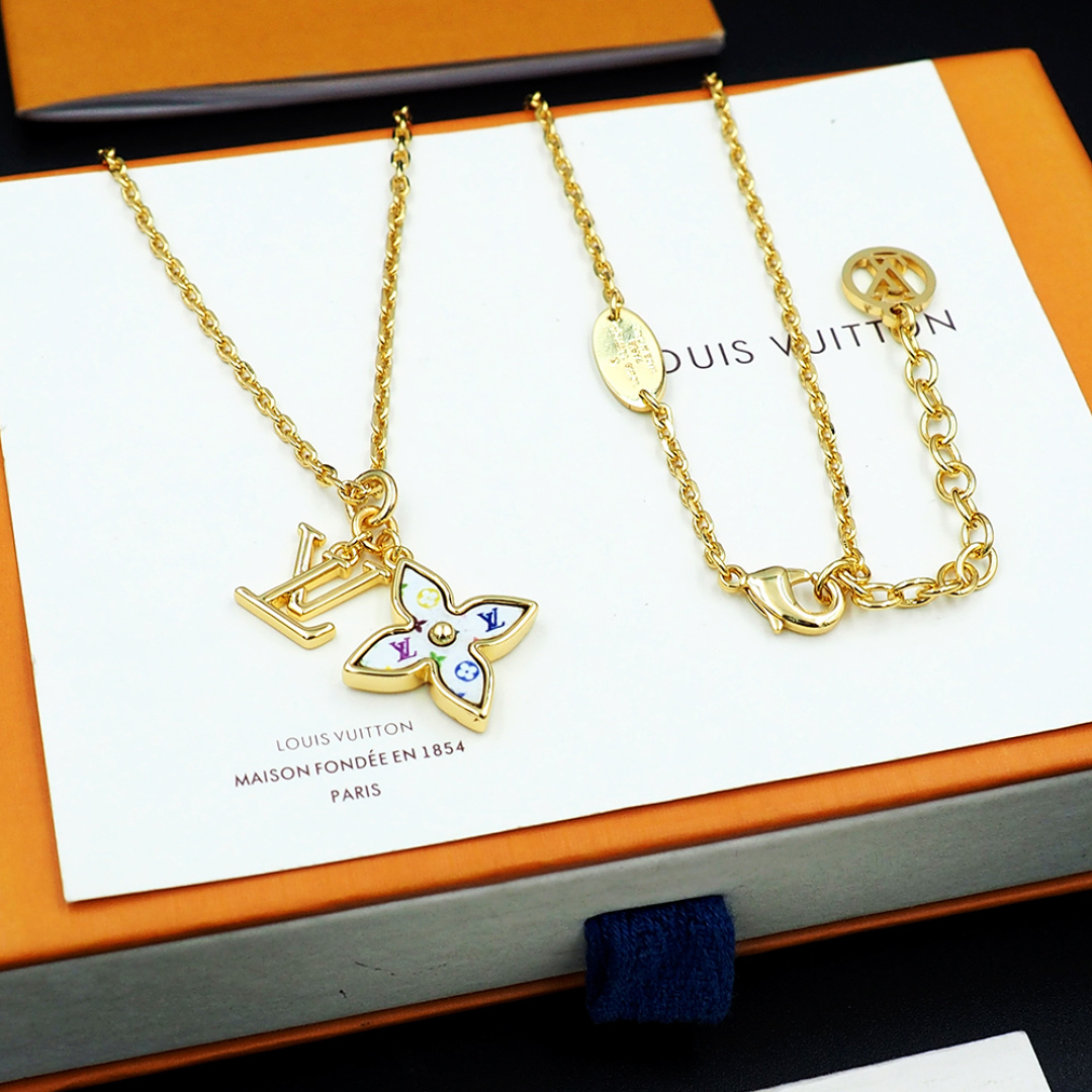 驴家路易威登携手日本艺术家村上隆，以趣味笔触演绎L LV Initiales 。Monogram图案，展