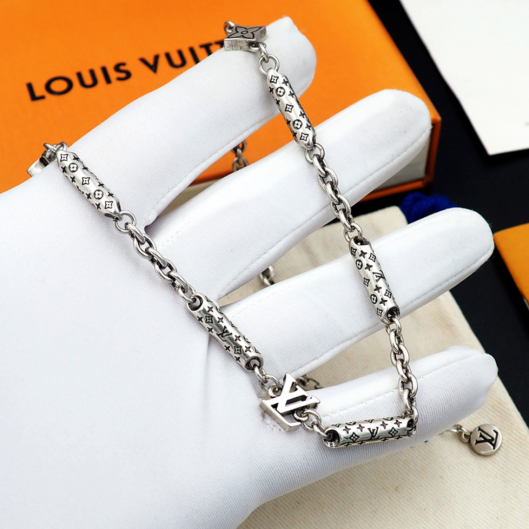 Louis Vuitton 驴家LVBambou 项链以品牌标识和 Monogram铭