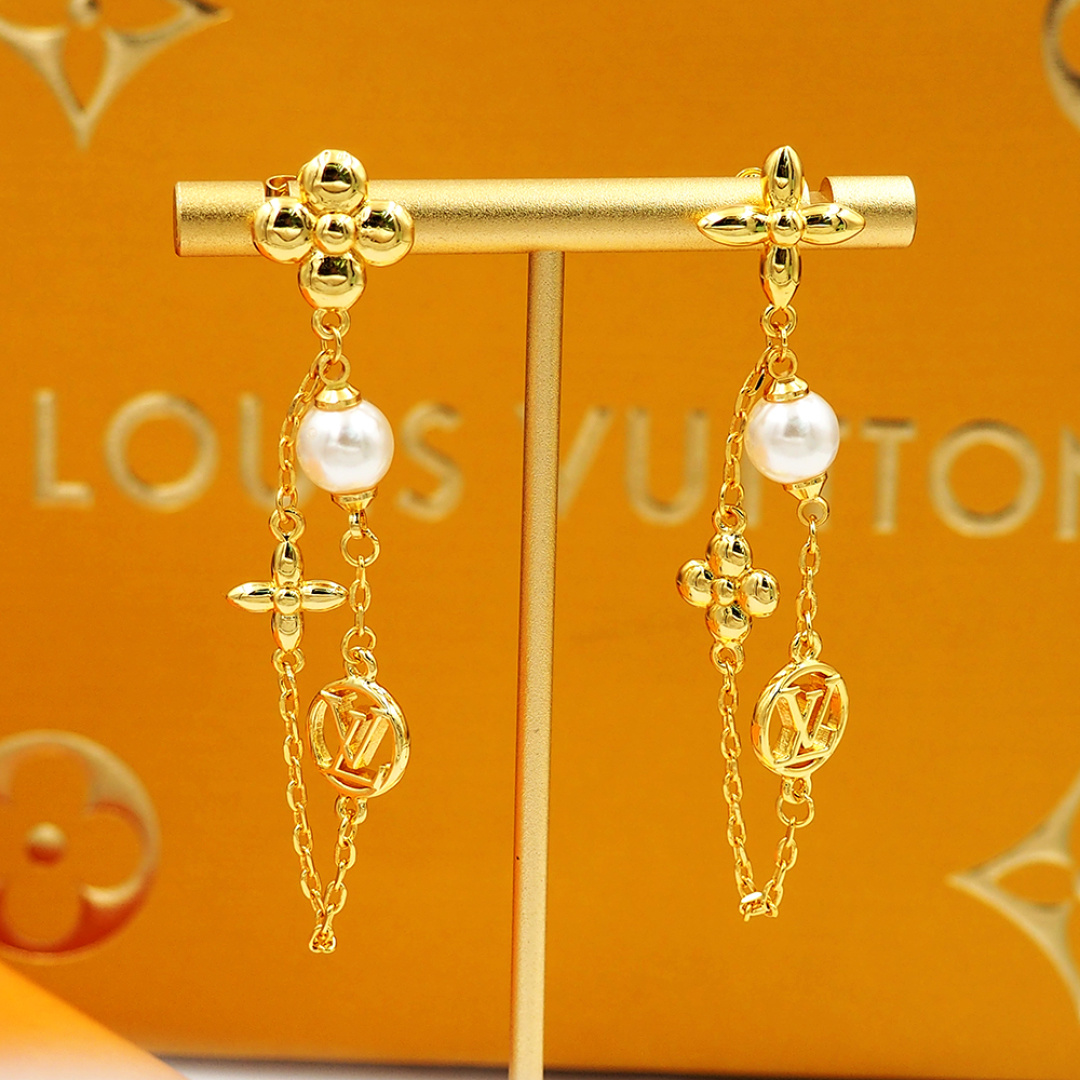 Louis Vuitton 驴家Pearl Constellations 耳环仰望遥远星空 以纤细双链条串联品牌元素和典雅珠饰