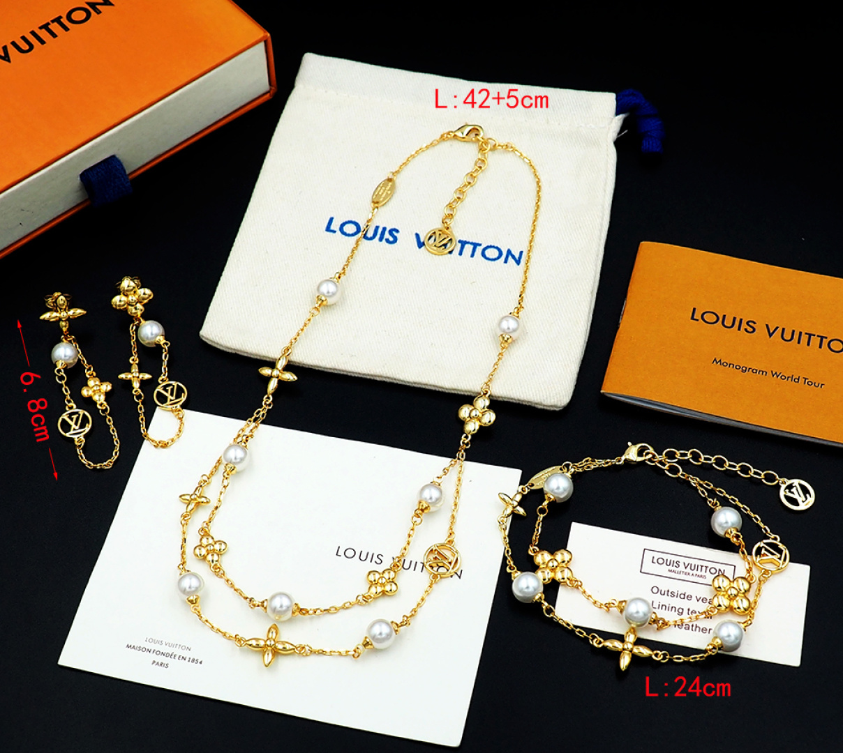Louis Vuitton 驴家Pearl Constellations 耳环仰望遥远星空 以纤细双链条串联品牌元素和典雅珠饰
