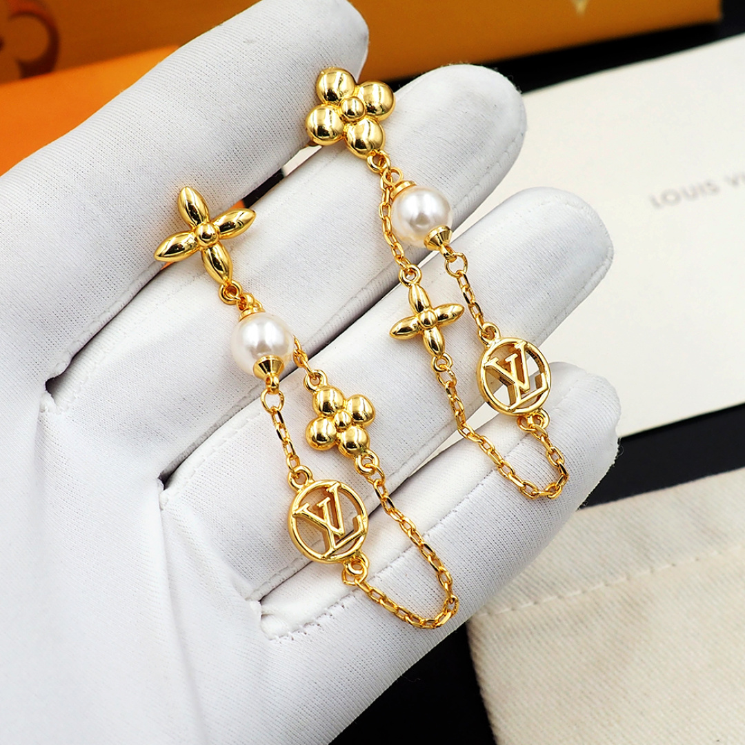 Louis Vuitton 驴家Pearl Constellations 耳环仰望遥远星空 以纤细双链条串联品牌元素和典雅珠饰