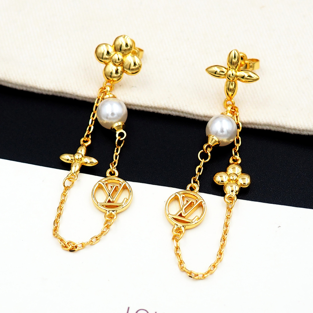 Louis Vuitton 驴家Pearl Constellations 耳环仰望遥远星空 以纤细双链条串联品牌元素和典雅珠饰