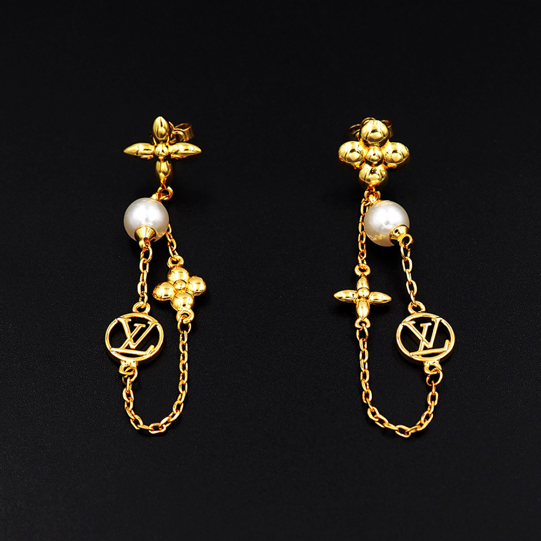 Louis Vuitton 驴家Pearl Constellations 耳环仰望遥远星空 以纤细双链条串联品牌元素和典雅珠饰