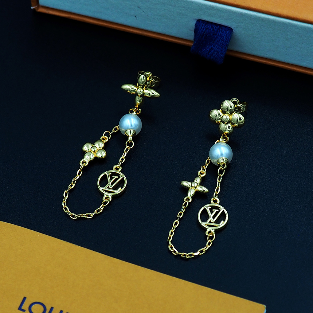 Louis Vuitton 驴家Pearl Constellations 耳环仰望遥远星空 以纤细双链条串联品牌元素和典雅珠饰