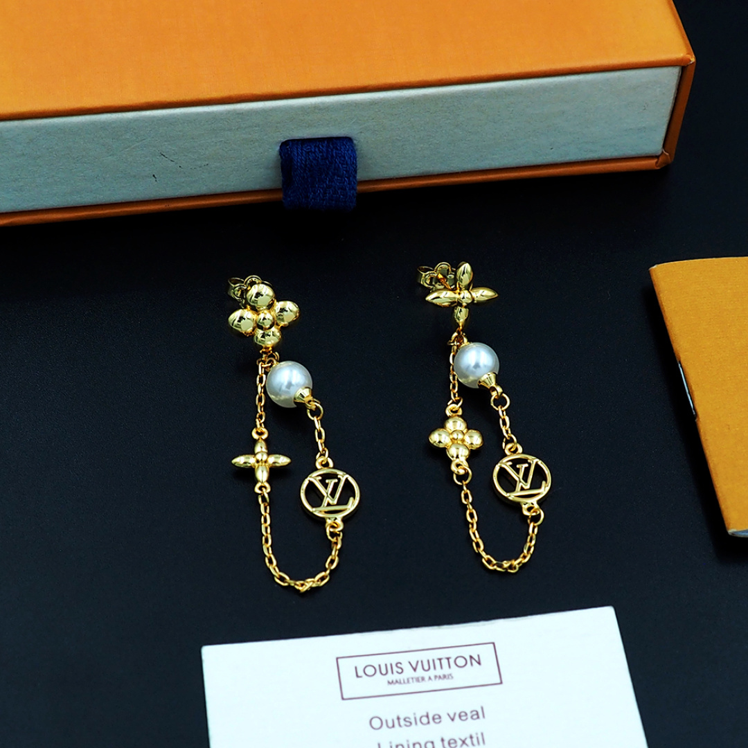 Louis Vuitton 驴家Pearl Constellations 耳环仰望遥远星空 以纤细双链条串联品牌元素和典雅珠饰