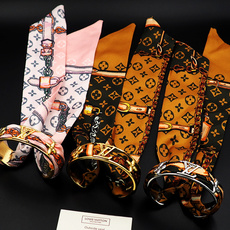 驴家新款LVInitiales Silk 手镯凝聚金属的闪耀光泽与丝带的华美质感,为精雕细琢的圈环融入M 驴家新款LVInitiales Silk 手镯凝聚金属的闪耀光泽与丝带的华美质感,为精雕细琢的圈环融入M