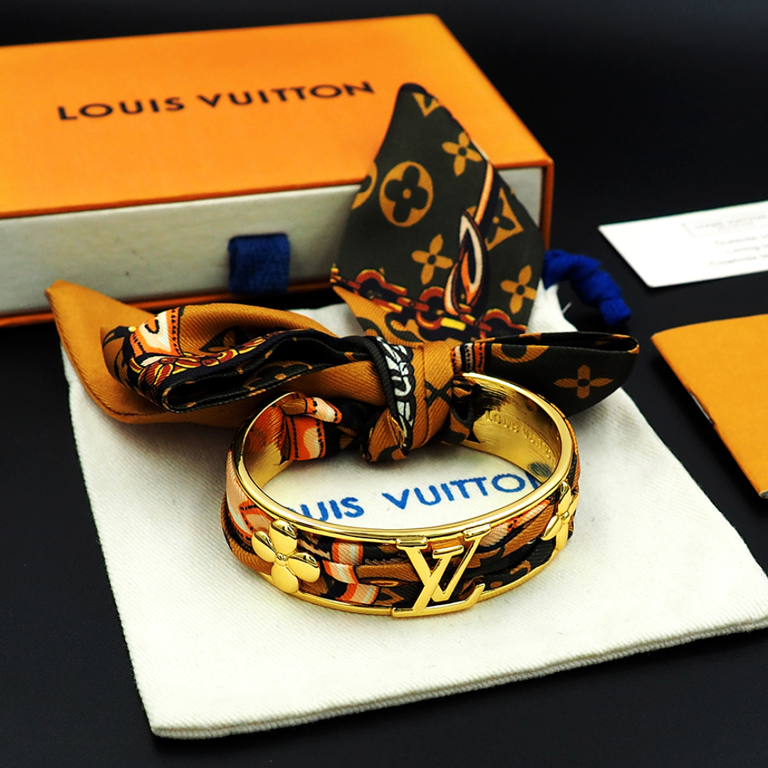 驴家新款LVInitiales Silk 手镯凝聚金属的闪耀光泽与丝带的华美质感，为精雕细琢的圈环融入M