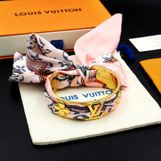 驴家新款LVInitiales Silk 手镯凝聚金属的闪耀光泽与丝带的华美质感,为精雕细琢的圈环融入M 驴家新款LVInitiales Silk 手镯凝聚金属的闪耀光泽与丝带的华美质感,为精雕细琢的圈环融入M
