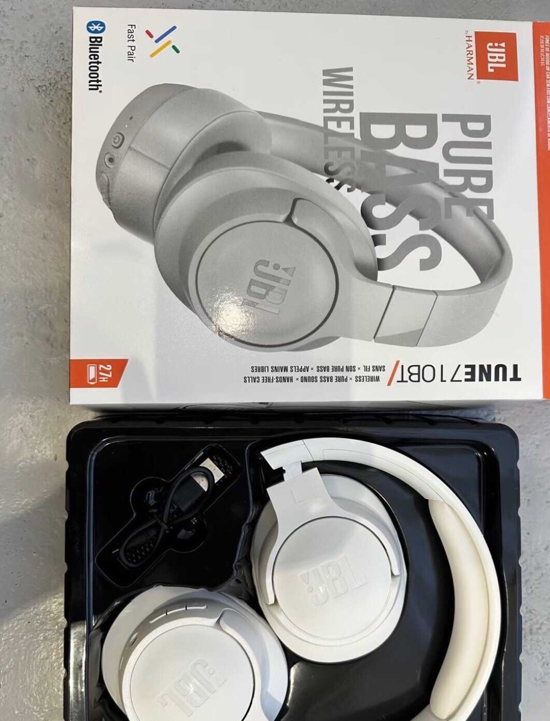 售价:39💰JBL头戴式🎧TUNE+710bt+无线蓝牙耳机长|||效续航游戏头戴式蓝牙耳机耳麦
JBL+TUNE+710BT头戴式无线蓝牙耳机，
它拥有珍珠白、深空黑、深海蓝、三种颜色
产品包装:单机，充电线，说明书，包装盒