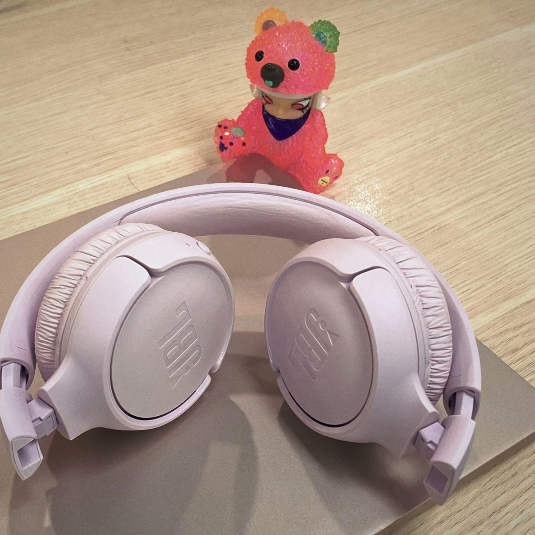 售价:39💰JBL头戴式🎧TUNE+710bt+无线蓝牙耳机长|||效续航游戏头戴式蓝牙耳机耳麦
JBL+TUNE+710BT头戴式无线蓝牙耳机，
它拥有珍珠白、深空黑、深海蓝、三种颜色
产品包装:单机，充电线，说明书，包装盒